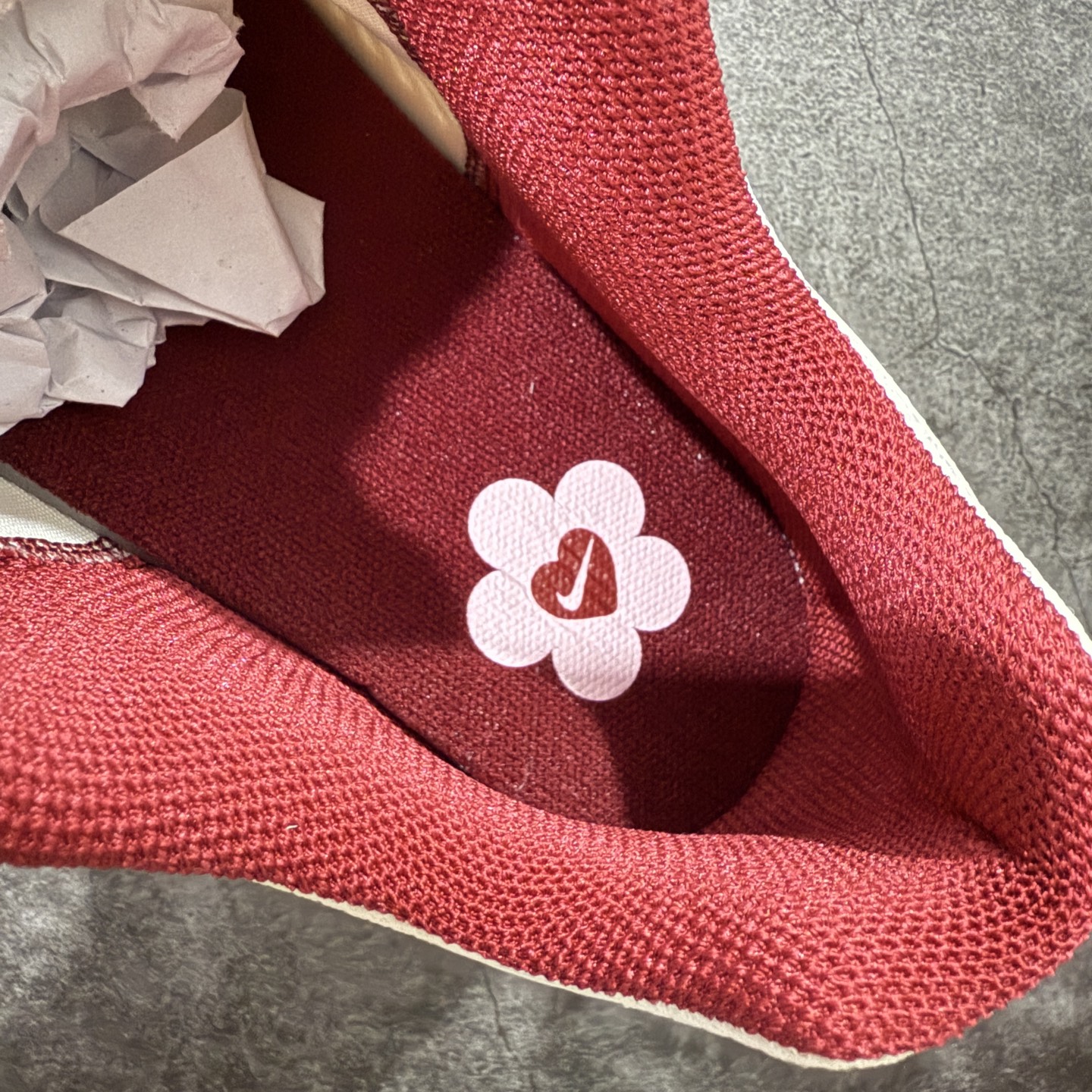 图片[8]-【Mok纯原】NK Zoom Vomero 5 佛莫罗5代系列经典复古运动慢跑鞋 米红 HF0737-111 市售最强天花板‼️ 前后掌均有气垫加持 市场唯一正品的色卡 高频 组合大底的顶级产物！ 原装档案原数据纸版楦型 采用正确色卡 合成革饰片组合双层网眼布鞋面材质 升级正确后跟TPU加固#耐弯折热塑框架支撑鞋身 正确4层组织中底搭载EVA轻量缓震(中底带有Zoom气垫加持 区别市面版本!!)#嵌入双层革新物料鞋垫,外置防滑耐磨橡胶底片 复古气质十足❗️ 尺码：35.5-46-选品中心