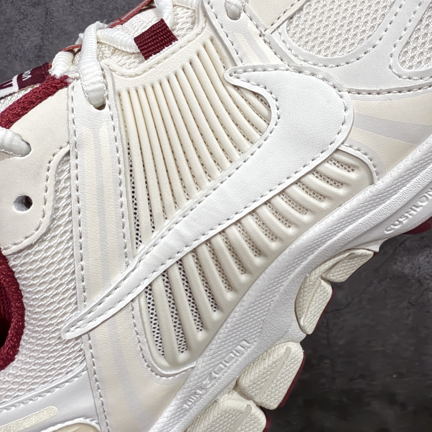 图片[4]-【Mok纯原】NK Zoom Vomero 5 佛莫罗5代系列经典复古运动慢跑鞋 米红 HF0737-111 市售最强天花板‼️ 前后掌均有气垫加持 市场唯一正品的色卡 高频 组合大底的顶级产物！ 原装档案原数据纸版楦型 采用正确色卡 合成革饰片组合双层网眼布鞋面材质 升级正确后跟TPU加固#耐弯折热塑框架支撑鞋身 正确4层组织中底搭载EVA轻量缓震(中底带有Zoom气垫加持 区别市面版本!!)#嵌入双层革新物料鞋垫,外置防滑耐磨橡胶底片 复古气质十足❗️ 尺码：35.5-46-选品中心