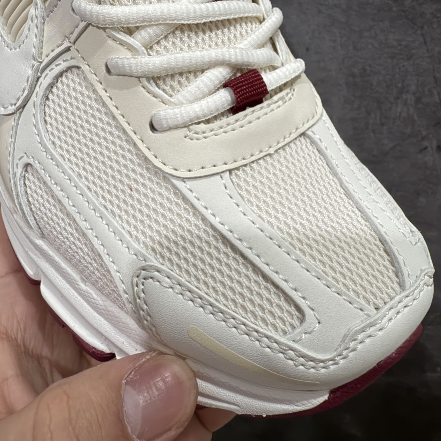 图片[5]-【Mok纯原】NK Zoom Vomero 5 佛莫罗5代系列经典复古运动慢跑鞋 米红 HF0737-111 市售最强天花板‼️ 前后掌均有气垫加持 市场唯一正品的色卡 高频 组合大底的顶级产物！ 原装档案原数据纸版楦型 采用正确色卡 合成革饰片组合双层网眼布鞋面材质 升级正确后跟TPU加固#耐弯折热塑框架支撑鞋身 正确4层组织中底搭载EVA轻量缓震(中底带有Zoom气垫加持 区别市面版本!!)#嵌入双层革新物料鞋垫,外置防滑耐磨橡胶底片 复古气质十足❗️ 尺码：35.5-46-选品中心