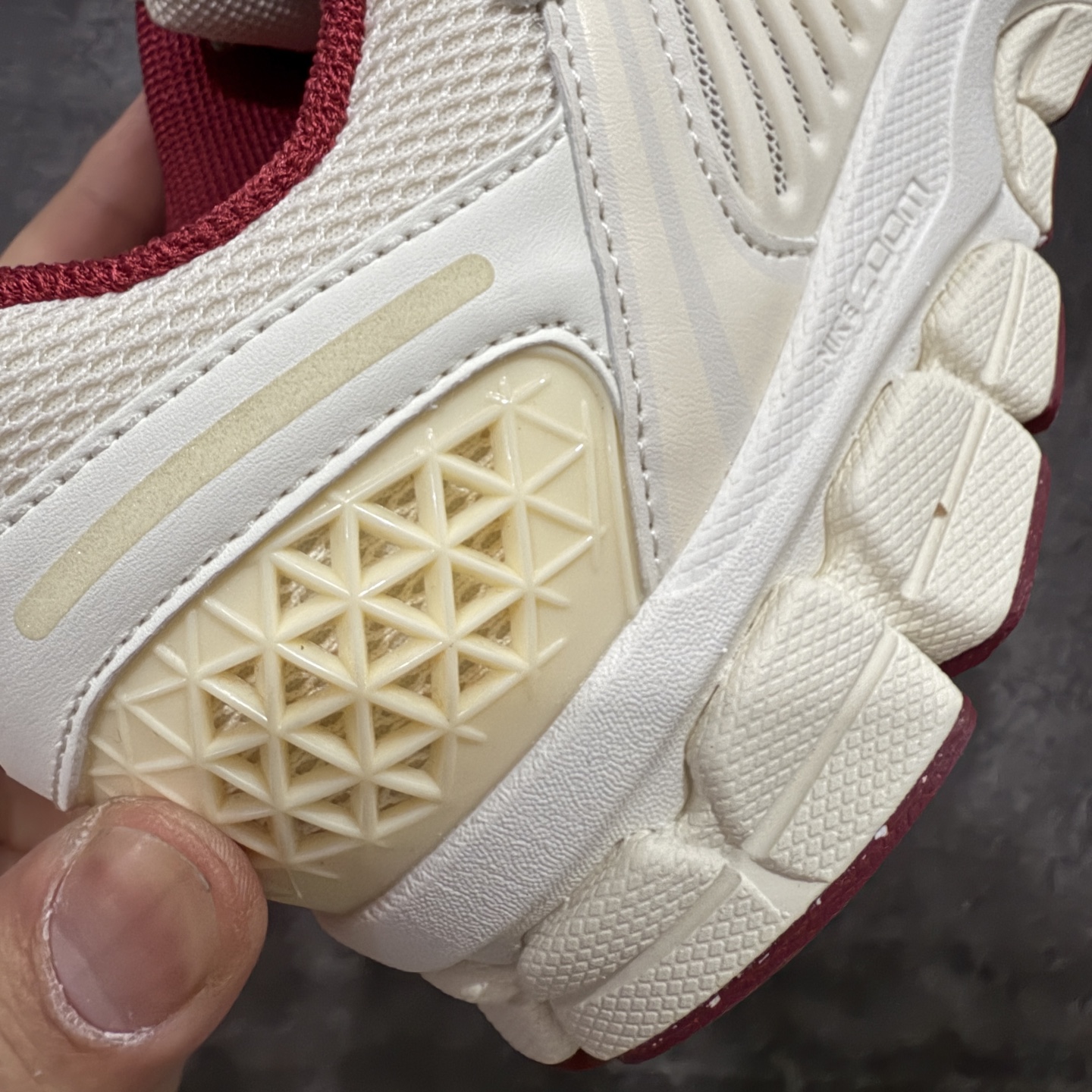 图片[3]-【Mok纯原】NK Zoom Vomero 5 佛莫罗5代系列经典复古运动慢跑鞋 米红 HF0737-111 市售最强天花板‼️ 前后掌均有气垫加持 市场唯一正品的色卡 高频 组合大底的顶级产物！ 原装档案原数据纸版楦型 采用正确色卡 合成革饰片组合双层网眼布鞋面材质 升级正确后跟TPU加固#耐弯折热塑框架支撑鞋身 正确4层组织中底搭载EVA轻量缓震(中底带有Zoom气垫加持 区别市面版本!!)#嵌入双层革新物料鞋垫,外置防滑耐磨橡胶底片 复古气质十足❗️ 尺码：35.5-46-选品中心