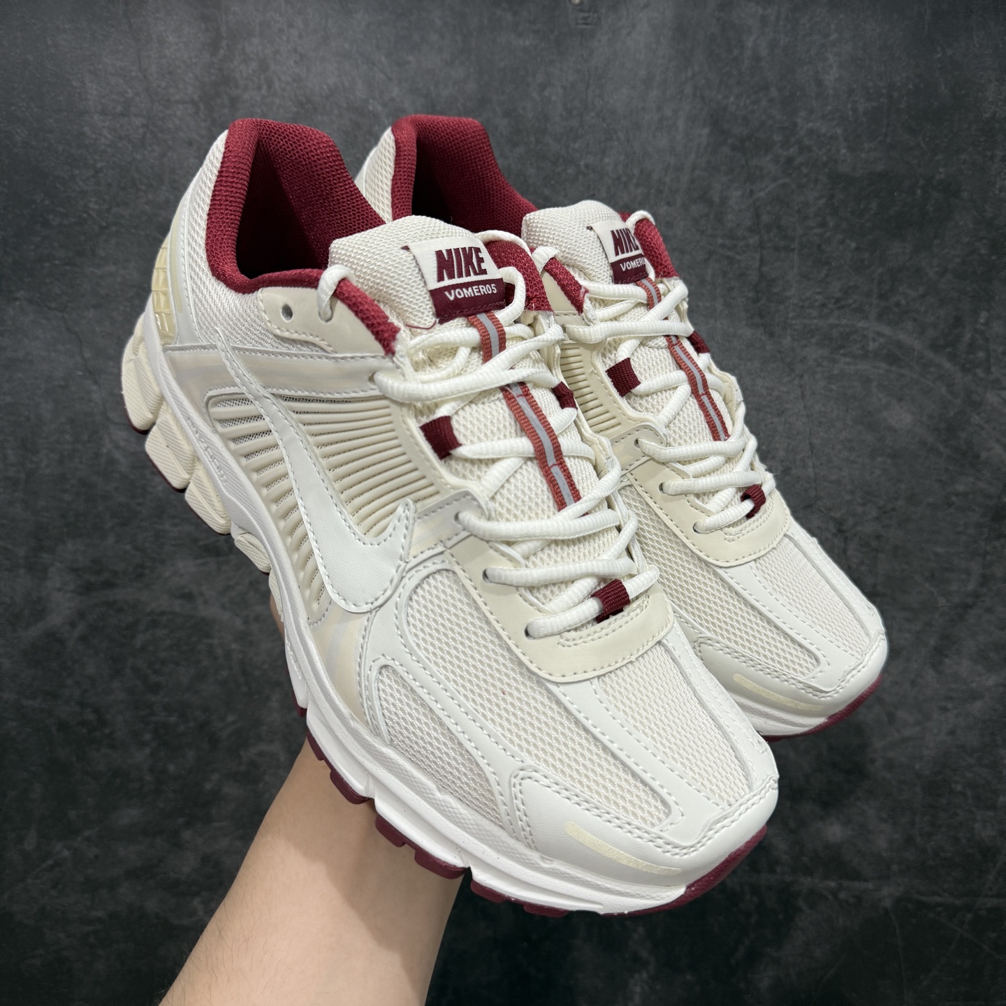 【Mok纯原】NK Zoom Vomero 5 佛莫罗5代系列经典复古运动慢跑鞋 米红 HF0737-111 市售最强天花板‼️ 前后掌均有气垫加持 市场唯一正品的色卡 高频 组合大底的顶级产物! 原装档案原数据纸版楦型 采用正确色卡 合成革饰片组合双层网眼布鞋面材质 升级正确后跟TPU加固#耐弯折热塑框架支撑鞋身 正确4层组织中底搭载EVA轻量缓震(中底带有Zoom气垫加持 区别市面版本!!)#嵌入双层革新物料鞋垫,外置防滑耐磨橡胶底片 复古气质十足❗️ 尺码:35.5-46-选品中心