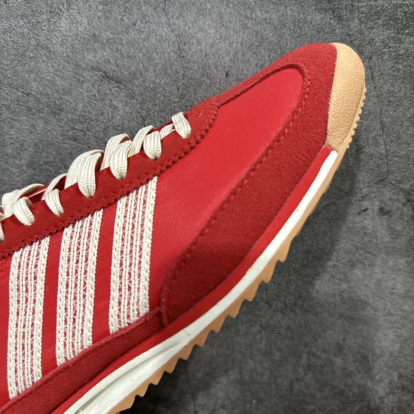 【正确版】AD Wmns SL72 OG 系列德训足球风百搭低帮休闲运动板鞋 JI2746 采用高弹E
