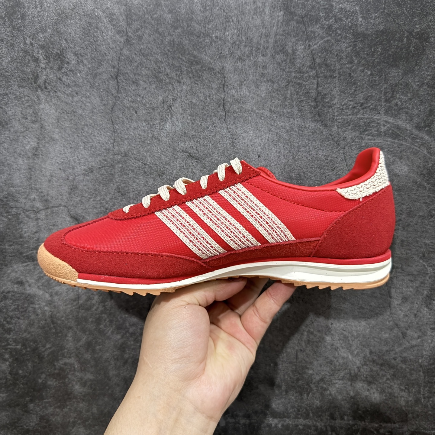 【正确版】AD Wmns SL72 OG 系列德训足球风百搭低帮休闲运动板鞋 JI2746 采用高弹E