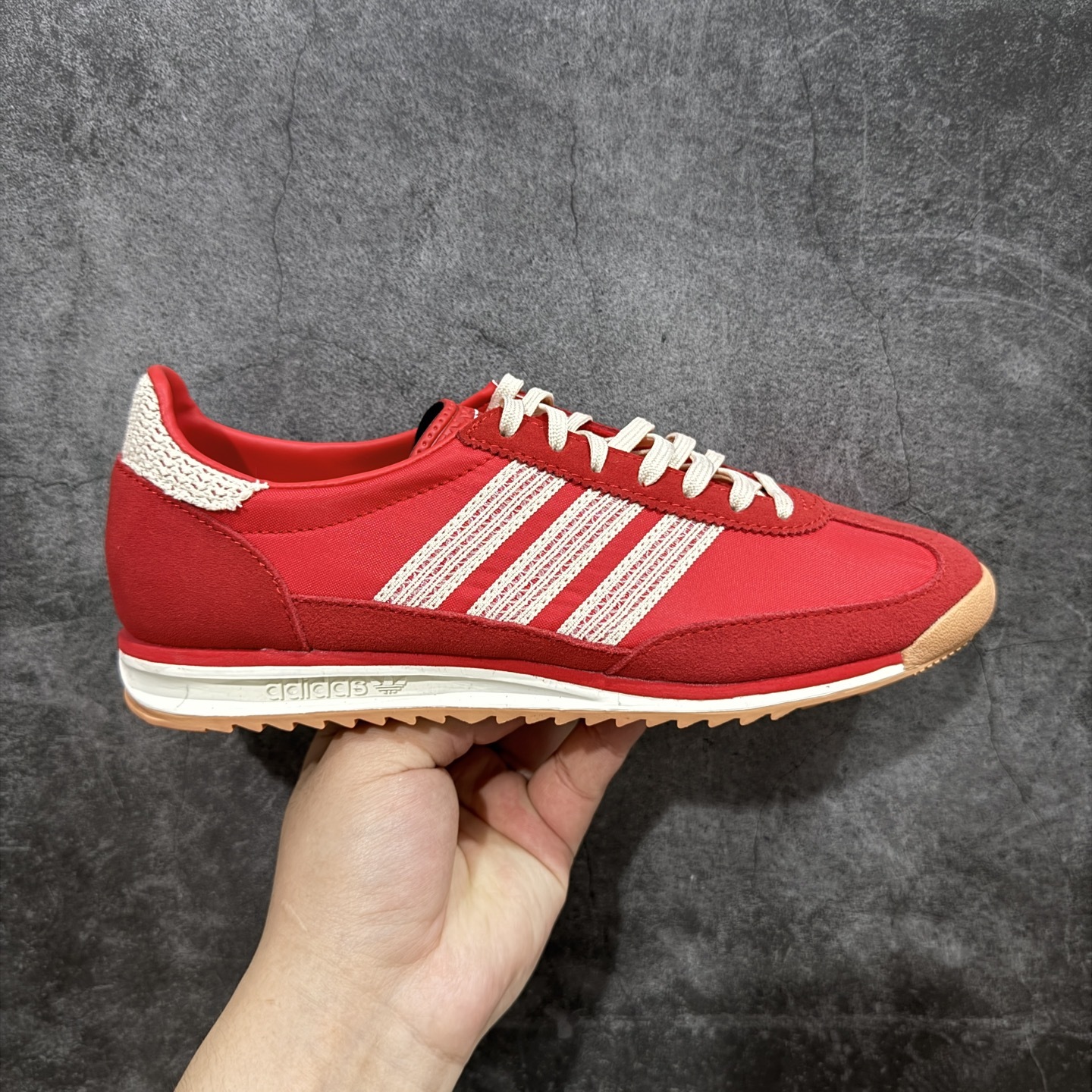 【正确版】AD Wmns SL72 OG 系列德训足球风百搭低帮休闲运动板鞋 JI2746 采用高弹E