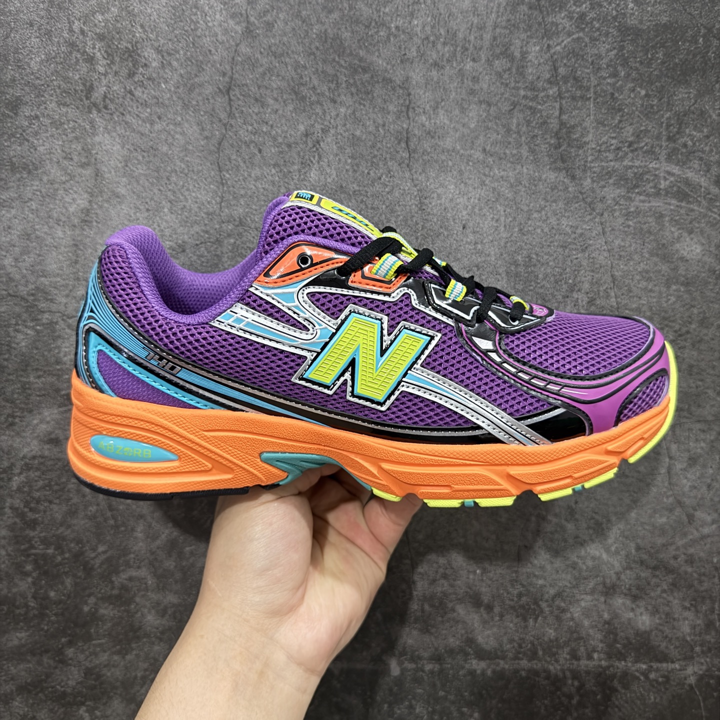 【公司级】New Balance NB740系列复古老爹风休闲运动慢跑鞋 原盒 原吊牌 组合大底 1：1制作 此款鞋采用近几年比较流行的版型设计，外观时尚大气，鞋底采用耐磨的材质，穿上它，让您在平时生活和工作中都会感觉到舒适的体验。 货号：U740MC2 尺码：36 36.5 37.5 38 38.5 39 40 40.5 41 42 42.5 43 44 44.5 45-选品中心
