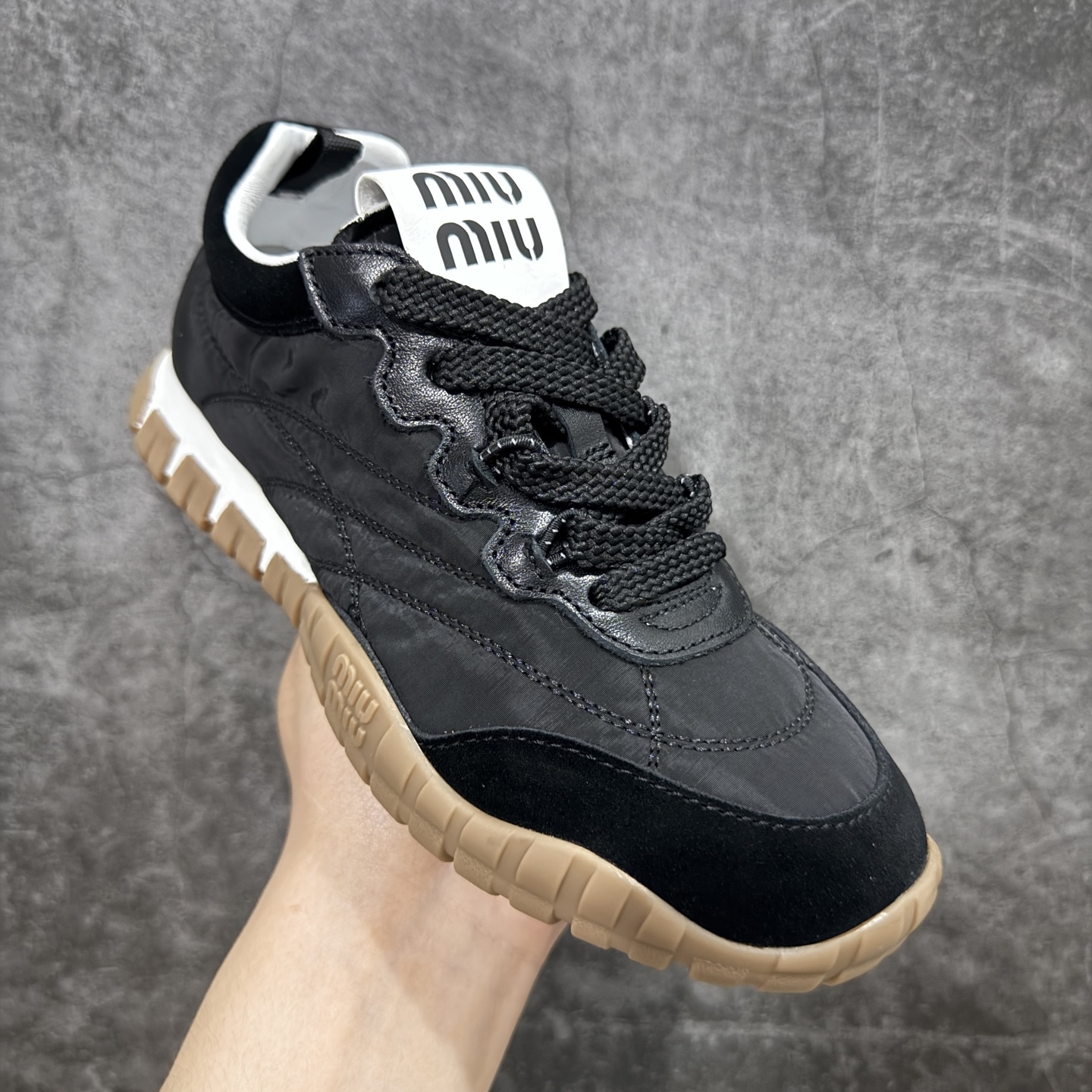 图片[3]-【莞顶礼盒版本】Miumiu 25ss Tyre系列春夏新款 饼干鞋 阿甘鞋休闲运动鞋Miumiu最新爆款 前卫大胆的设计，风格融于此款厚底帆布运动鞋的简约线条，别致徽标饰于鞋舌与背面，点缀复古设计，平添标志性元素！厚底设计定义前卫的现代风格，这款Tyre集优雅气质与运动功能于一身，动感橡胶鞋底柔韧耐磨，令人联想起轮胎花纹，橡胶鞋底除了增加了这双鞋的复古属性外也增加了防滑功能鞋面由科技织物和麂皮制成，融合运动与时尚、功能与优雅，表达了Miu Miu的核心精神 尺码：35-40-选品中心