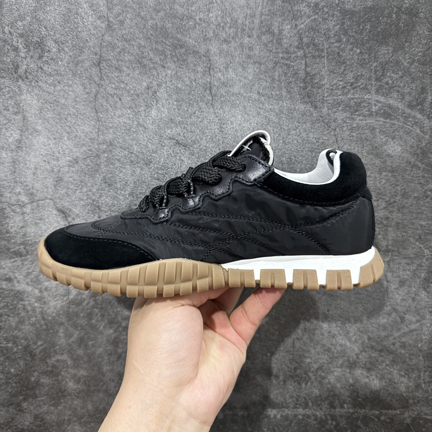 图片[2]-【莞顶礼盒版本】Miumiu 25ss Tyre系列春夏新款 饼干鞋 阿甘鞋休闲运动鞋Miumiu最新爆款 前卫大胆的设计，风格融于此款厚底帆布运动鞋的简约线条，别致徽标饰于鞋舌与背面，点缀复古设计，平添标志性元素！厚底设计定义前卫的现代风格，这款Tyre集优雅气质与运动功能于一身，动感橡胶鞋底柔韧耐磨，令人联想起轮胎花纹，橡胶鞋底除了增加了这双鞋的复古属性外也增加了防滑功能鞋面由科技织物和麂皮制成，融合运动与时尚、功能与优雅，表达了Miu Miu的核心精神 尺码：35-40-选品中心