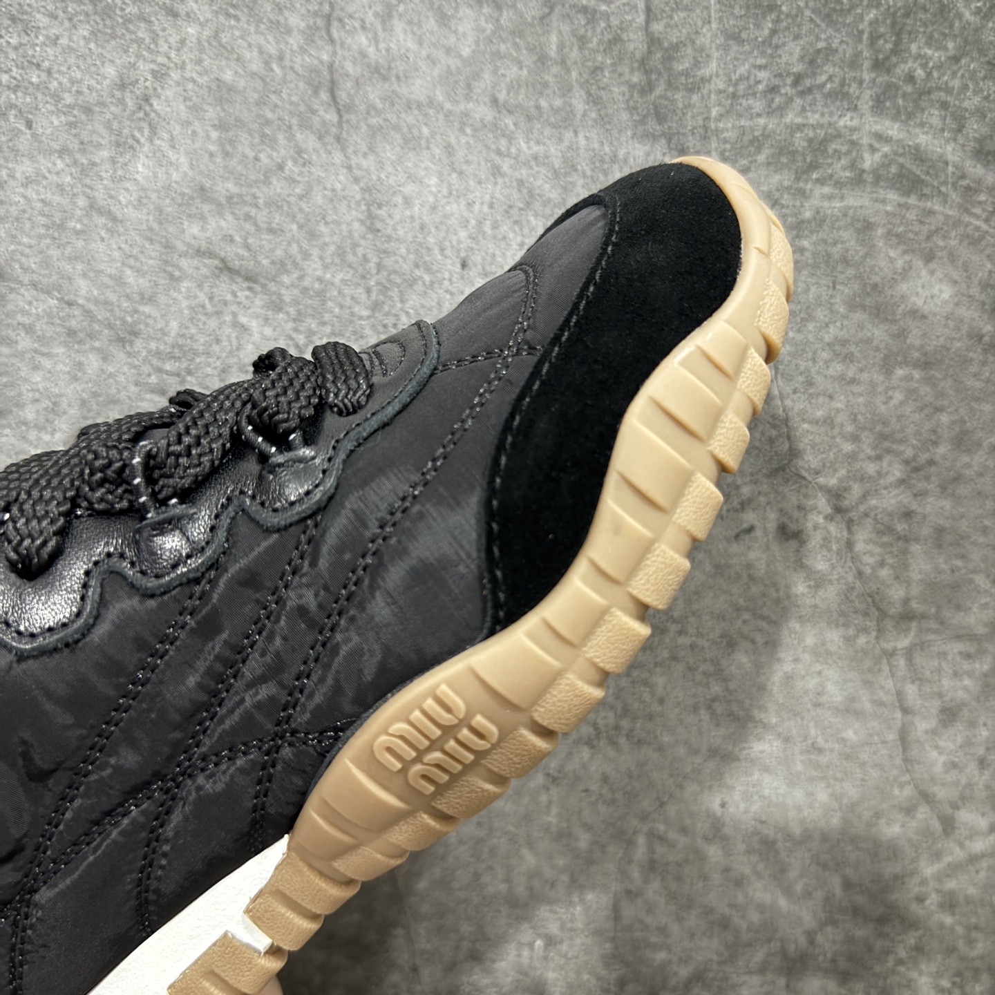 图片[6]-【莞顶礼盒版本】Miumiu 25ss Tyre系列春夏新款 饼干鞋 阿甘鞋休闲运动鞋Miumiu最新爆款 前卫大胆的设计，风格融于此款厚底帆布运动鞋的简约线条，别致徽标饰于鞋舌与背面，点缀复古设计，平添标志性元素！厚底设计定义前卫的现代风格，这款Tyre集优雅气质与运动功能于一身，动感橡胶鞋底柔韧耐磨，令人联想起轮胎花纹，橡胶鞋底除了增加了这双鞋的复古属性外也增加了防滑功能鞋面由科技织物和麂皮制成，融合运动与时尚、功能与优雅，表达了Miu Miu的核心精神 尺码：35-40-选品中心