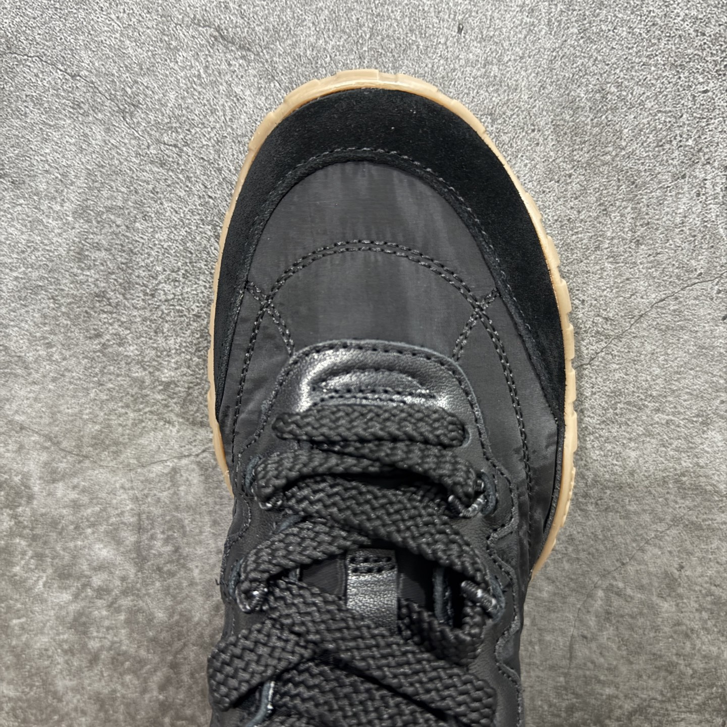 图片[5]-【莞顶礼盒版本】Miumiu 25ss Tyre系列春夏新款 饼干鞋 阿甘鞋休闲运动鞋Miumiu最新爆款 前卫大胆的设计，风格融于此款厚底帆布运动鞋的简约线条，别致徽标饰于鞋舌与背面，点缀复古设计，平添标志性元素！厚底设计定义前卫的现代风格，这款Tyre集优雅气质与运动功能于一身，动感橡胶鞋底柔韧耐磨，令人联想起轮胎花纹，橡胶鞋底除了增加了这双鞋的复古属性外也增加了防滑功能鞋面由科技织物和麂皮制成，融合运动与时尚、功能与优雅，表达了Miu Miu的核心精神 尺码：35-40-选品中心