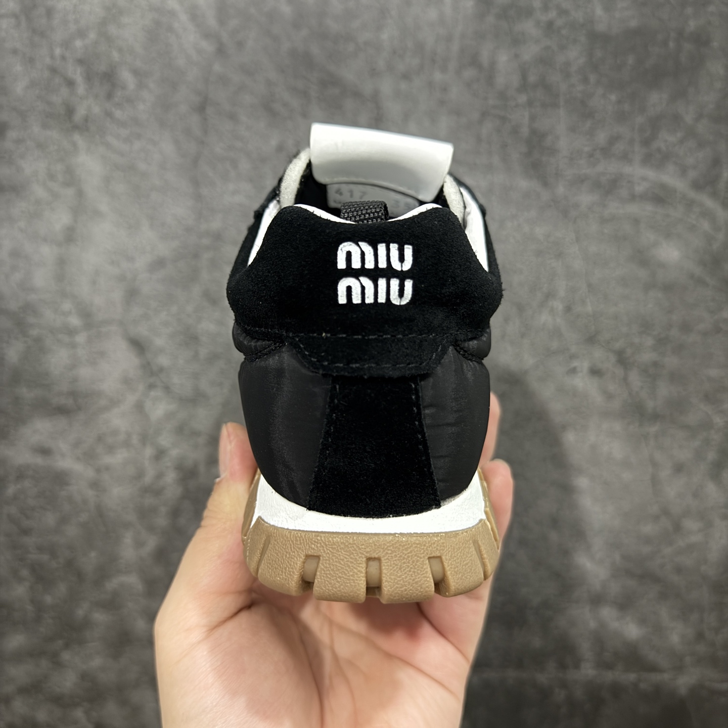 图片[4]-【莞顶礼盒版本】Miumiu 25ss Tyre系列春夏新款 饼干鞋 阿甘鞋休闲运动鞋Miumiu最新爆款 前卫大胆的设计，风格融于此款厚底帆布运动鞋的简约线条，别致徽标饰于鞋舌与背面，点缀复古设计，平添标志性元素！厚底设计定义前卫的现代风格，这款Tyre集优雅气质与运动功能于一身，动感橡胶鞋底柔韧耐磨，令人联想起轮胎花纹，橡胶鞋底除了增加了这双鞋的复古属性外也增加了防滑功能鞋面由科技织物和麂皮制成，融合运动与时尚、功能与优雅，表达了Miu Miu的核心精神 尺码：35-40-选品中心