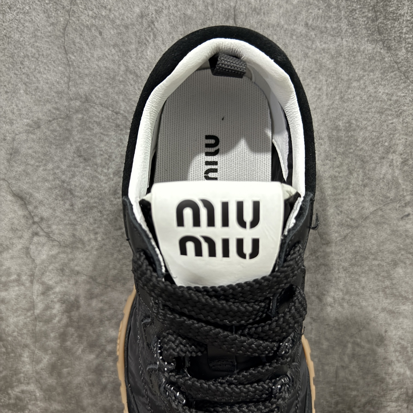 图片[8]-【莞顶礼盒版本】Miumiu 25ss Tyre系列春夏新款 饼干鞋 阿甘鞋休闲运动鞋Miumiu最新爆款 前卫大胆的设计，风格融于此款厚底帆布运动鞋的简约线条，别致徽标饰于鞋舌与背面，点缀复古设计，平添标志性元素！厚底设计定义前卫的现代风格，这款Tyre集优雅气质与运动功能于一身，动感橡胶鞋底柔韧耐磨，令人联想起轮胎花纹，橡胶鞋底除了增加了这双鞋的复古属性外也增加了防滑功能鞋面由科技织物和麂皮制成，融合运动与时尚、功能与优雅，表达了Miu Miu的核心精神 尺码：35-40-选品中心