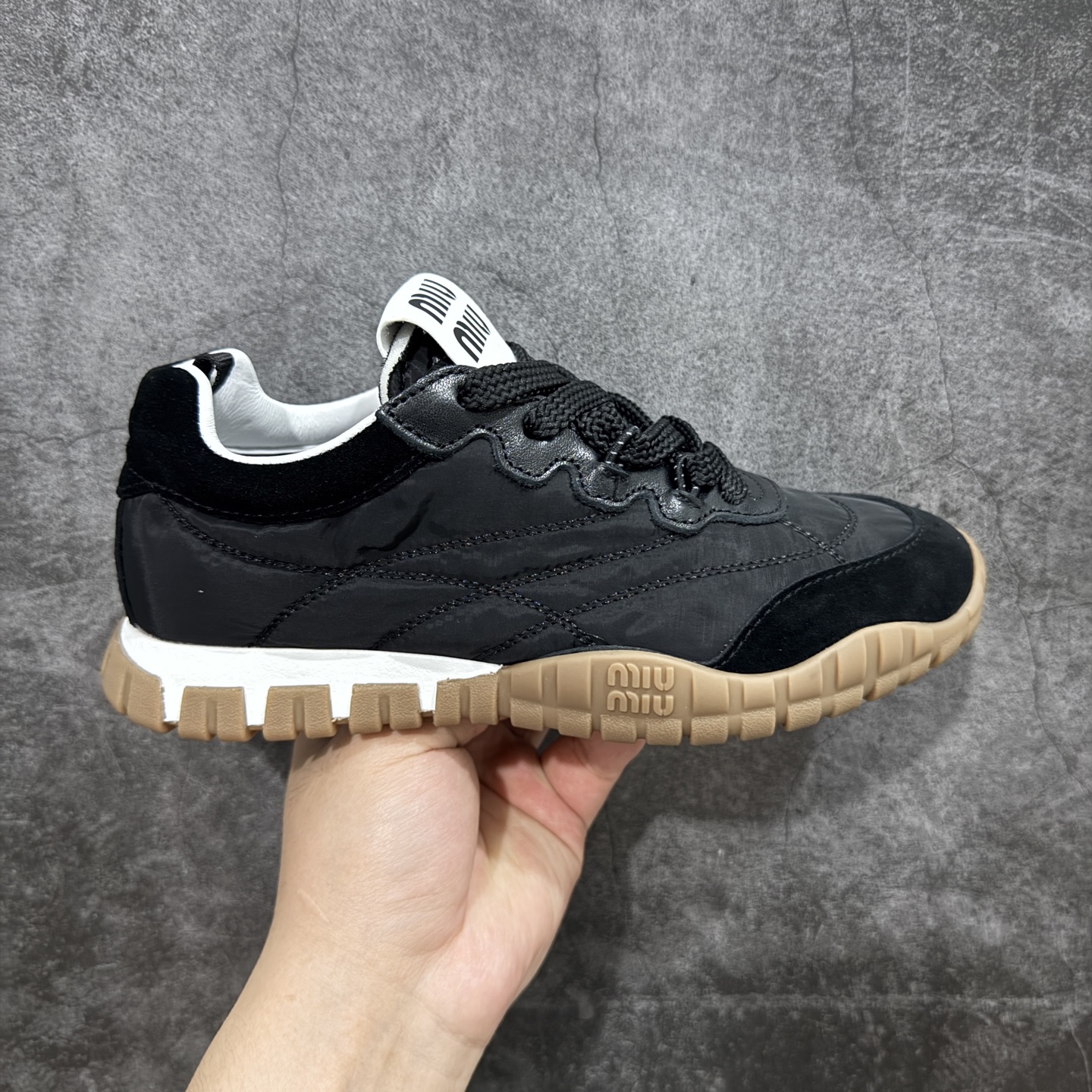 【莞顶礼盒版本】Miumiu 25ss Tyre系列春夏新款 饼干鞋 阿甘鞋休闲运动鞋Miumiu最新爆款 前卫大胆的设计,风格融于此款厚底帆布运动鞋的简约线条,别致徽标饰于鞋舌与背面,点缀复古设计,平添标志性元素!厚底设计定义前卫的现代风格,这款Tyre集优雅气质与运动功能于一身,动感橡胶鞋底柔韧耐磨,令人联想起轮胎花纹,橡胶鞋底除了增加了这双鞋的复古属性外也增加了防滑功能鞋面由科技织物和麂皮制成,融合运动与时尚、功能与优雅,表达了Miu Miu的核心精神 尺码:35-40-选品中心