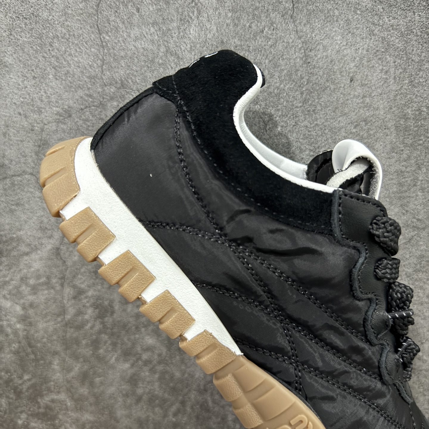 图片[7]-【莞顶礼盒版本】Miumiu 25ss Tyre系列春夏新款 饼干鞋 阿甘鞋休闲运动鞋Miumiu最新爆款 前卫大胆的设计，风格融于此款厚底帆布运动鞋的简约线条，别致徽标饰于鞋舌与背面，点缀复古设计，平添标志性元素！厚底设计定义前卫的现代风格，这款Tyre集优雅气质与运动功能于一身，动感橡胶鞋底柔韧耐磨，令人联想起轮胎花纹，橡胶鞋底除了增加了这双鞋的复古属性外也增加了防滑功能鞋面由科技织物和麂皮制成，融合运动与时尚、功能与优雅，表达了Miu Miu的核心精神 尺码：35-40-选品中心