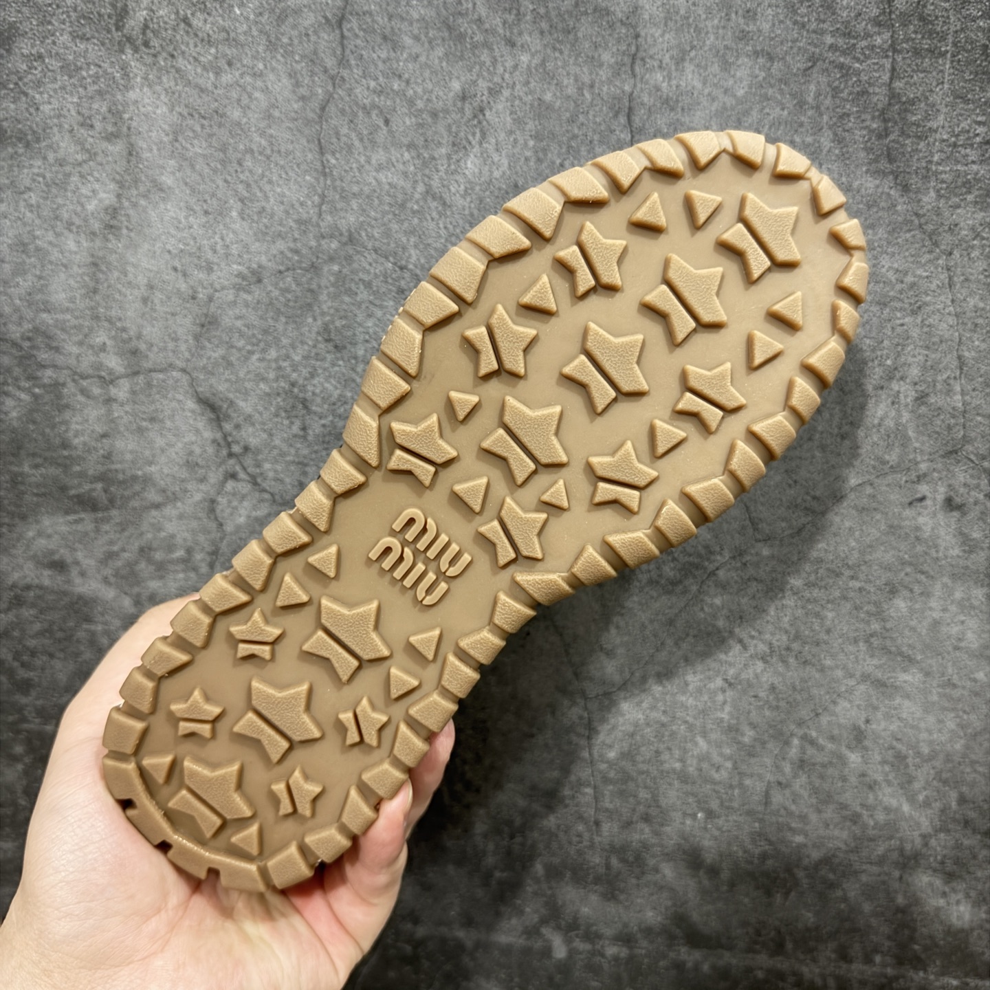 图片[9]-【莞顶礼盒版本】Miumiu 25ss Tyre系列春夏新款 饼干鞋 阿甘鞋休闲运动鞋Miumiu最新爆款 前卫大胆的设计，风格融于此款厚底帆布运动鞋的简约线条，别致徽标饰于鞋舌与背面，点缀复古设计，平添标志性元素！厚底设计定义前卫的现代风格，这款Tyre集优雅气质与运动功能于一身，动感橡胶鞋底柔韧耐磨，令人联想起轮胎花纹，橡胶鞋底除了增加了这双鞋的复古属性外也增加了防滑功能鞋面由科技织物和麂皮制成，融合运动与时尚、功能与优雅，表达了Miu Miu的核心精神 尺码：35-40-选品中心