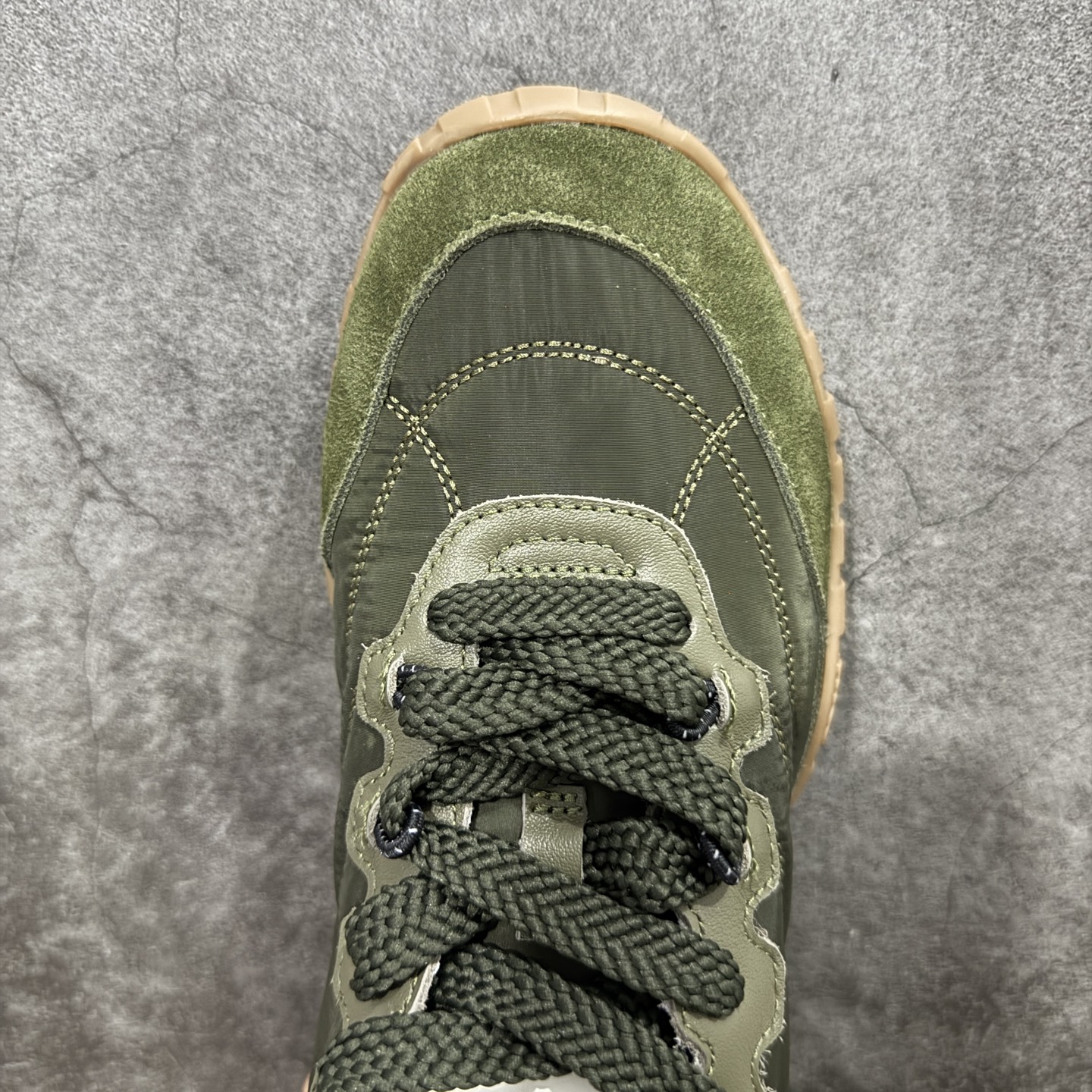 图片[5]-【莞顶礼盒版本】Miumiu 25ss Tyre系列春夏新款 饼干鞋 阿甘鞋休闲运动鞋Miumiu最新爆款 前卫大胆的设计，风格融于此款厚底帆布运动鞋的简约线条，别致徽标饰于鞋舌与背面，点缀复古设计，平添标志性元素！厚底设计定义前卫的现代风格，这款Tyre集优雅气质与运动功能于一身，动感橡胶鞋底柔韧耐磨，令人联想起轮胎花纹，橡胶鞋底除了增加了这双鞋的复古属性外也增加了防滑功能鞋面由科技织物和麂皮制成，融合运动与时尚、功能与优雅，表达了Miu Miu的核心精神 尺码：35-40-选品中心