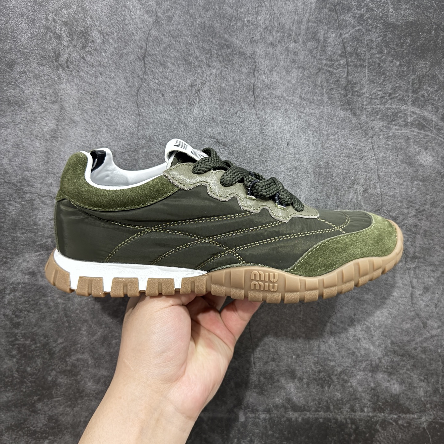 【莞顶礼盒版本】Miumiu 25ss Tyre系列春夏新款 饼干鞋 阿甘鞋休闲运动鞋Miumiu最新爆款 前卫大胆的设计,风格融于此款厚底帆布运动鞋的简约线条,别致徽标饰于鞋舌与背面,点缀复古设计,平添标志性元素!厚底设计定义前卫的现代风格,这款Tyre集优雅气质与运动功能于一身,动感橡胶鞋底柔韧耐磨,令人联想起轮胎花纹,橡胶鞋底除了增加了这双鞋的复古属性外也增加了防滑功能鞋面由科技织物和麂皮制成,融合运动与时尚、功能与优雅,表达了Miu Miu的核心精神 尺码:35-40-选品中心