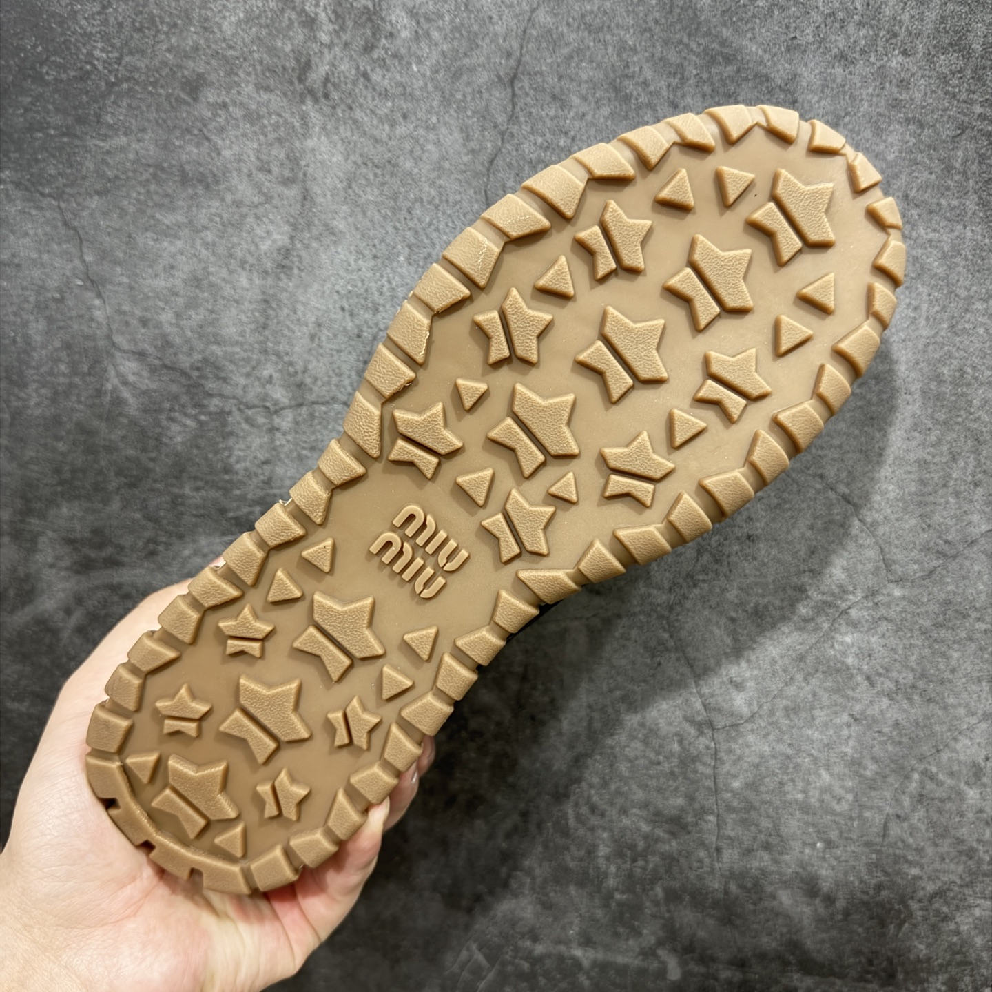 图片[9]-【莞顶礼盒版本】Miumiu 25ss Tyre系列春夏新款 饼干鞋 阿甘鞋休闲运动鞋Miumiu最新爆款 前卫大胆的设计，风格融于此款厚底帆布运动鞋的简约线条，别致徽标饰于鞋舌与背面，点缀复古设计，平添标志性元素！厚底设计定义前卫的现代风格，这款Tyre集优雅气质与运动功能于一身，动感橡胶鞋底柔韧耐磨，令人联想起轮胎花纹，橡胶鞋底除了增加了这双鞋的复古属性外也增加了防滑功能鞋面由科技织物和麂皮制成，融合运动与时尚、功能与优雅，表达了Miu Miu的核心精神 尺码：35-40-选品中心