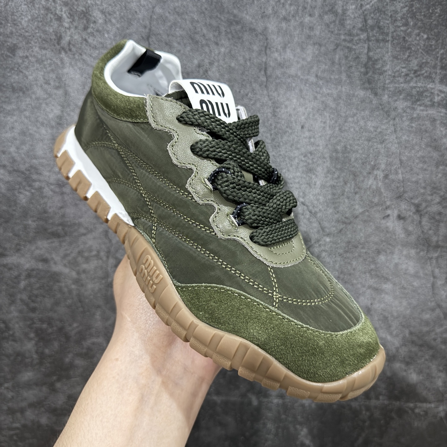 图片[3]-【莞顶礼盒版本】Miumiu 25ss Tyre系列春夏新款 饼干鞋 阿甘鞋休闲运动鞋Miumiu最新爆款 前卫大胆的设计，风格融于此款厚底帆布运动鞋的简约线条，别致徽标饰于鞋舌与背面，点缀复古设计，平添标志性元素！厚底设计定义前卫的现代风格，这款Tyre集优雅气质与运动功能于一身，动感橡胶鞋底柔韧耐磨，令人联想起轮胎花纹，橡胶鞋底除了增加了这双鞋的复古属性外也增加了防滑功能鞋面由科技织物和麂皮制成，融合运动与时尚、功能与优雅，表达了Miu Miu的核心精神 尺码：35-40-选品中心