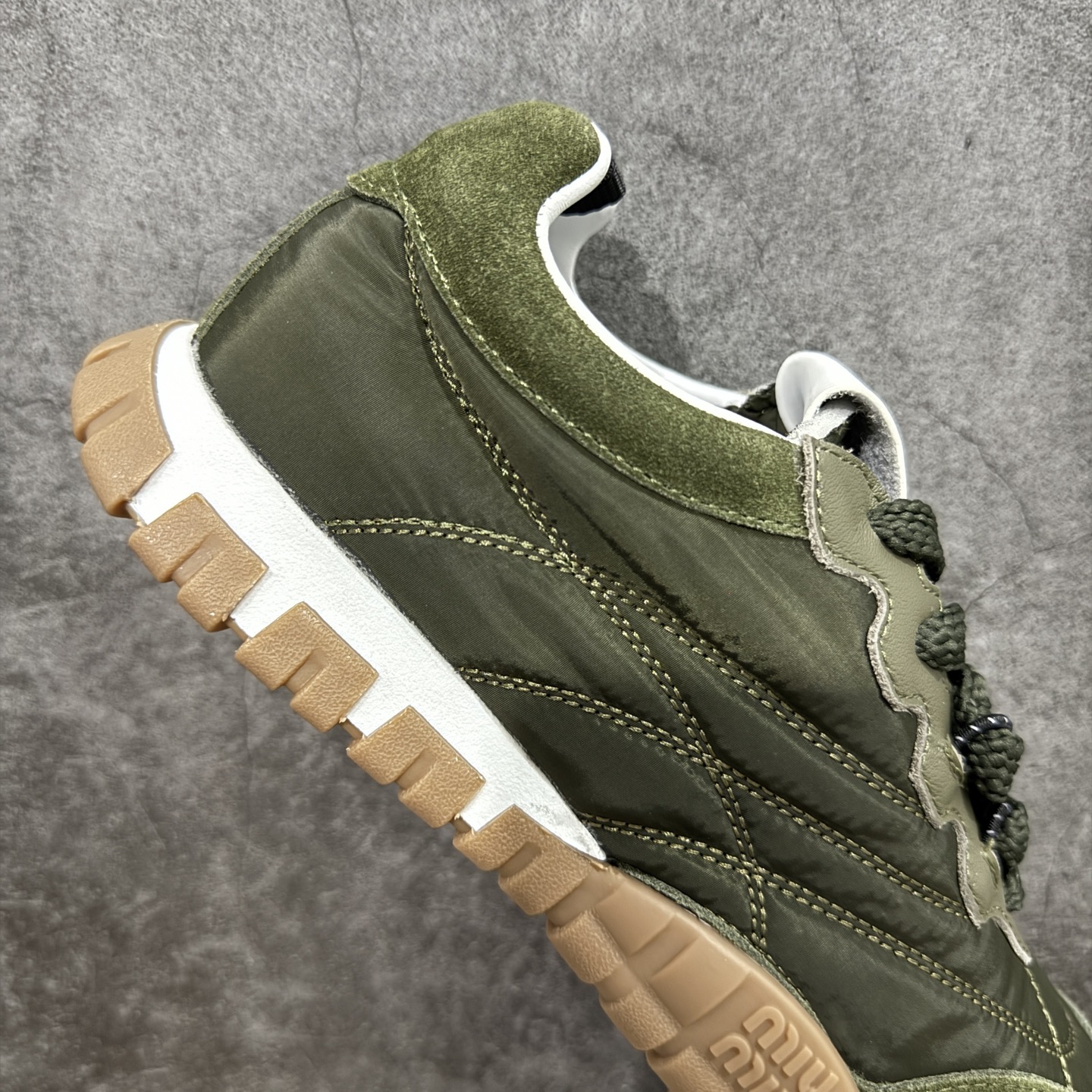 图片[7]-【莞顶礼盒版本】Miumiu 25ss Tyre系列春夏新款 饼干鞋 阿甘鞋休闲运动鞋Miumiu最新爆款 前卫大胆的设计，风格融于此款厚底帆布运动鞋的简约线条，别致徽标饰于鞋舌与背面，点缀复古设计，平添标志性元素！厚底设计定义前卫的现代风格，这款Tyre集优雅气质与运动功能于一身，动感橡胶鞋底柔韧耐磨，令人联想起轮胎花纹，橡胶鞋底除了增加了这双鞋的复古属性外也增加了防滑功能鞋面由科技织物和麂皮制成，融合运动与时尚、功能与优雅，表达了Miu Miu的核心精神 尺码：35-40-选品中心