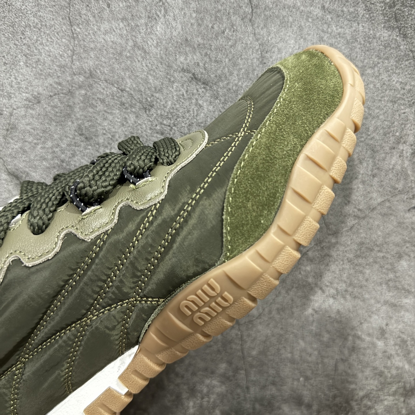 图片[6]-【莞顶礼盒版本】Miumiu 25ss Tyre系列春夏新款 饼干鞋 阿甘鞋休闲运动鞋Miumiu最新爆款 前卫大胆的设计，风格融于此款厚底帆布运动鞋的简约线条，别致徽标饰于鞋舌与背面，点缀复古设计，平添标志性元素！厚底设计定义前卫的现代风格，这款Tyre集优雅气质与运动功能于一身，动感橡胶鞋底柔韧耐磨，令人联想起轮胎花纹，橡胶鞋底除了增加了这双鞋的复古属性外也增加了防滑功能鞋面由科技织物和麂皮制成，融合运动与时尚、功能与优雅，表达了Miu Miu的核心精神 尺码：35-40-选品中心