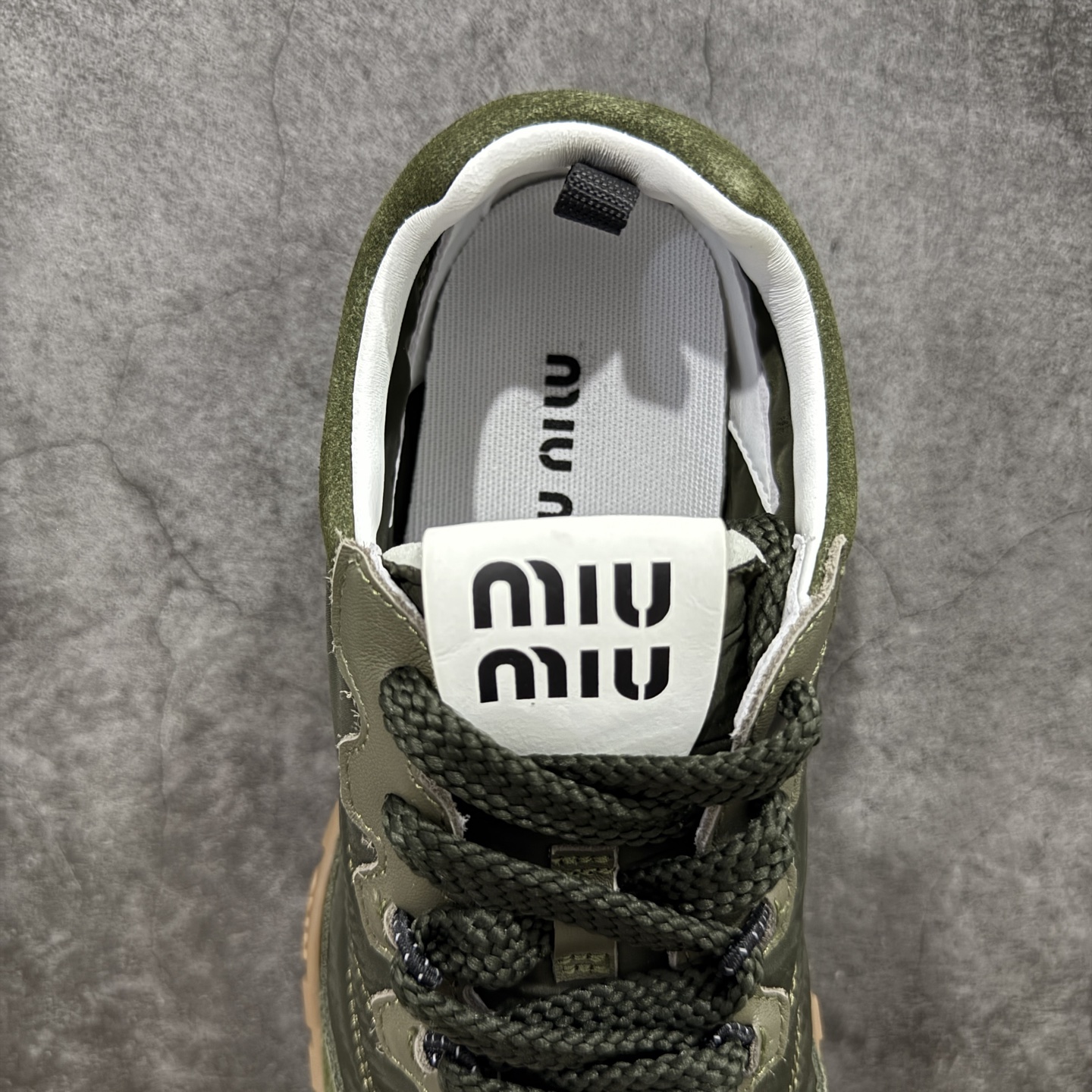 图片[8]-【莞顶礼盒版本】Miumiu 25ss Tyre系列春夏新款 饼干鞋 阿甘鞋休闲运动鞋Miumiu最新爆款 前卫大胆的设计，风格融于此款厚底帆布运动鞋的简约线条，别致徽标饰于鞋舌与背面，点缀复古设计，平添标志性元素！厚底设计定义前卫的现代风格，这款Tyre集优雅气质与运动功能于一身，动感橡胶鞋底柔韧耐磨，令人联想起轮胎花纹，橡胶鞋底除了增加了这双鞋的复古属性外也增加了防滑功能鞋面由科技织物和麂皮制成，融合运动与时尚、功能与优雅，表达了Miu Miu的核心精神 尺码：35-40-选品中心