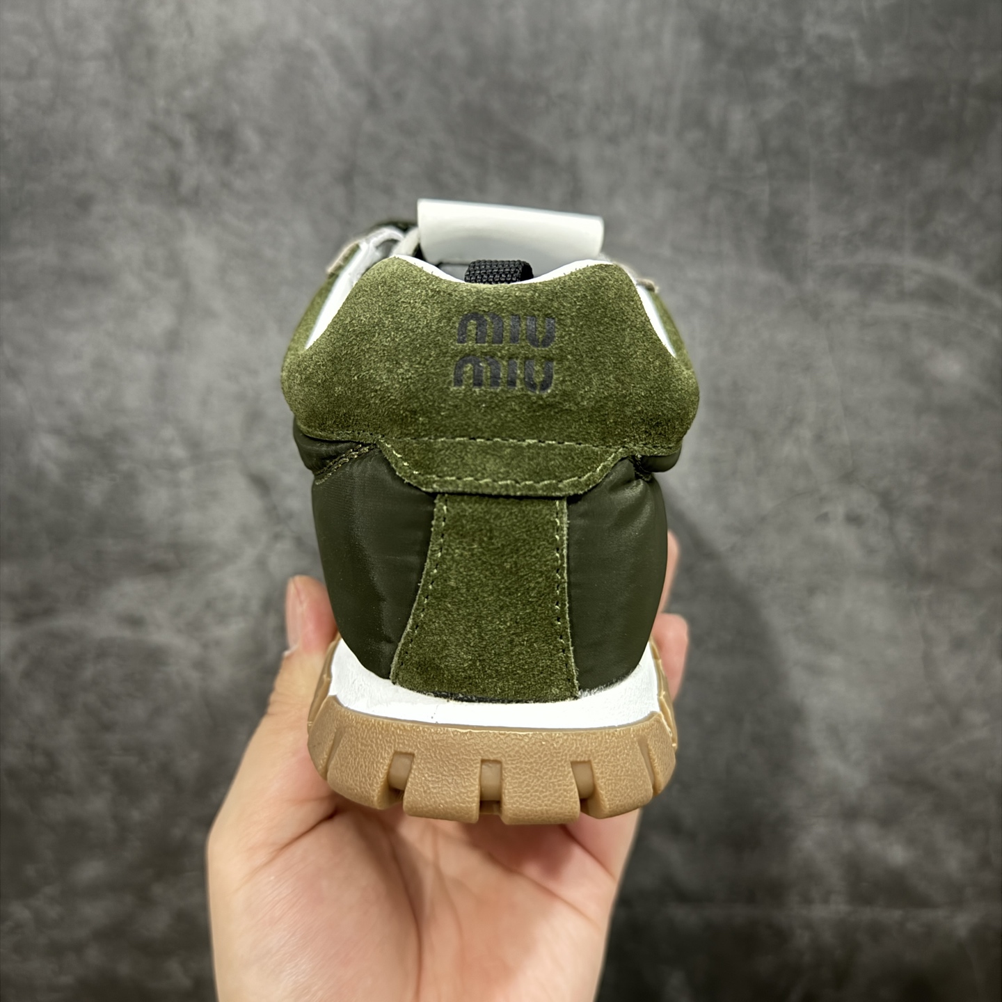 图片[4]-【莞顶礼盒版本】Miumiu 25ss Tyre系列春夏新款 饼干鞋 阿甘鞋休闲运动鞋Miumiu最新爆款 前卫大胆的设计，风格融于此款厚底帆布运动鞋的简约线条，别致徽标饰于鞋舌与背面，点缀复古设计，平添标志性元素！厚底设计定义前卫的现代风格，这款Tyre集优雅气质与运动功能于一身，动感橡胶鞋底柔韧耐磨，令人联想起轮胎花纹，橡胶鞋底除了增加了这双鞋的复古属性外也增加了防滑功能鞋面由科技织物和麂皮制成，融合运动与时尚、功能与优雅，表达了Miu Miu的核心精神 尺码：35-40-选品中心