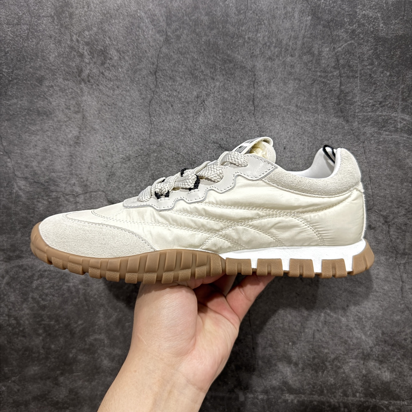 图片[2]-【莞顶礼盒版本】Miumiu 25ss Tyre系列春夏新款 饼干鞋 阿甘鞋休闲运动鞋Miumiu最新爆款 前卫大胆的设计，风格融于此款厚底帆布运动鞋的简约线条，别致徽标饰于鞋舌与背面，点缀复古设计，平添标志性元素！厚底设计定义前卫的现代风格，这款Tyre集优雅气质与运动功能于一身，动感橡胶鞋底柔韧耐磨，令人联想起轮胎花纹，橡胶鞋底除了增加了这双鞋的复古属性外也增加了防滑功能鞋面由科技织物和麂皮制成，融合运动与时尚、功能与优雅，表达了Miu Miu的核心精神 尺码：35-40-选品中心