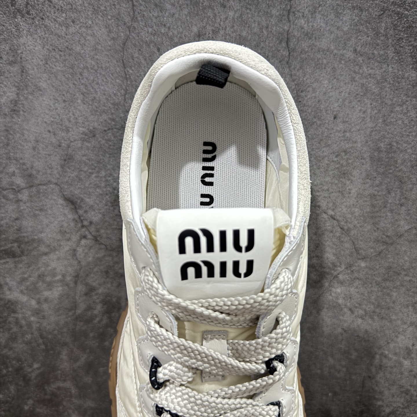 图片[8]-【莞顶礼盒版本】Miumiu 25ss Tyre系列春夏新款 饼干鞋 阿甘鞋休闲运动鞋Miumiu最新爆款 前卫大胆的设计，风格融于此款厚底帆布运动鞋的简约线条，别致徽标饰于鞋舌与背面，点缀复古设计，平添标志性元素！厚底设计定义前卫的现代风格，这款Tyre集优雅气质与运动功能于一身，动感橡胶鞋底柔韧耐磨，令人联想起轮胎花纹，橡胶鞋底除了增加了这双鞋的复古属性外也增加了防滑功能鞋面由科技织物和麂皮制成，融合运动与时尚、功能与优雅，表达了Miu Miu的核心精神 尺码：35-40-选品中心