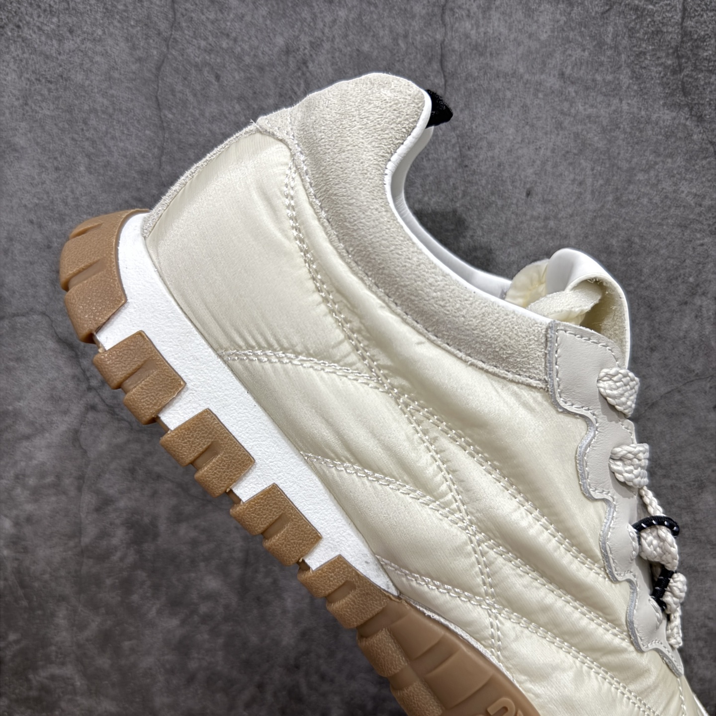 图片[7]-【莞顶礼盒版本】Miumiu 25ss Tyre系列春夏新款 饼干鞋 阿甘鞋休闲运动鞋Miumiu最新爆款 前卫大胆的设计，风格融于此款厚底帆布运动鞋的简约线条，别致徽标饰于鞋舌与背面，点缀复古设计，平添标志性元素！厚底设计定义前卫的现代风格，这款Tyre集优雅气质与运动功能于一身，动感橡胶鞋底柔韧耐磨，令人联想起轮胎花纹，橡胶鞋底除了增加了这双鞋的复古属性外也增加了防滑功能鞋面由科技织物和麂皮制成，融合运动与时尚、功能与优雅，表达了Miu Miu的核心精神 尺码：35-40-选品中心