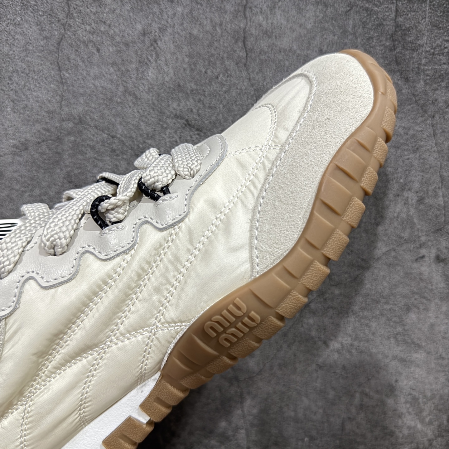 图片[6]-【莞顶礼盒版本】Miumiu 25ss Tyre系列春夏新款 饼干鞋 阿甘鞋休闲运动鞋Miumiu最新爆款 前卫大胆的设计，风格融于此款厚底帆布运动鞋的简约线条，别致徽标饰于鞋舌与背面，点缀复古设计，平添标志性元素！厚底设计定义前卫的现代风格，这款Tyre集优雅气质与运动功能于一身，动感橡胶鞋底柔韧耐磨，令人联想起轮胎花纹，橡胶鞋底除了增加了这双鞋的复古属性外也增加了防滑功能鞋面由科技织物和麂皮制成，融合运动与时尚、功能与优雅，表达了Miu Miu的核心精神 尺码：35-40-选品中心