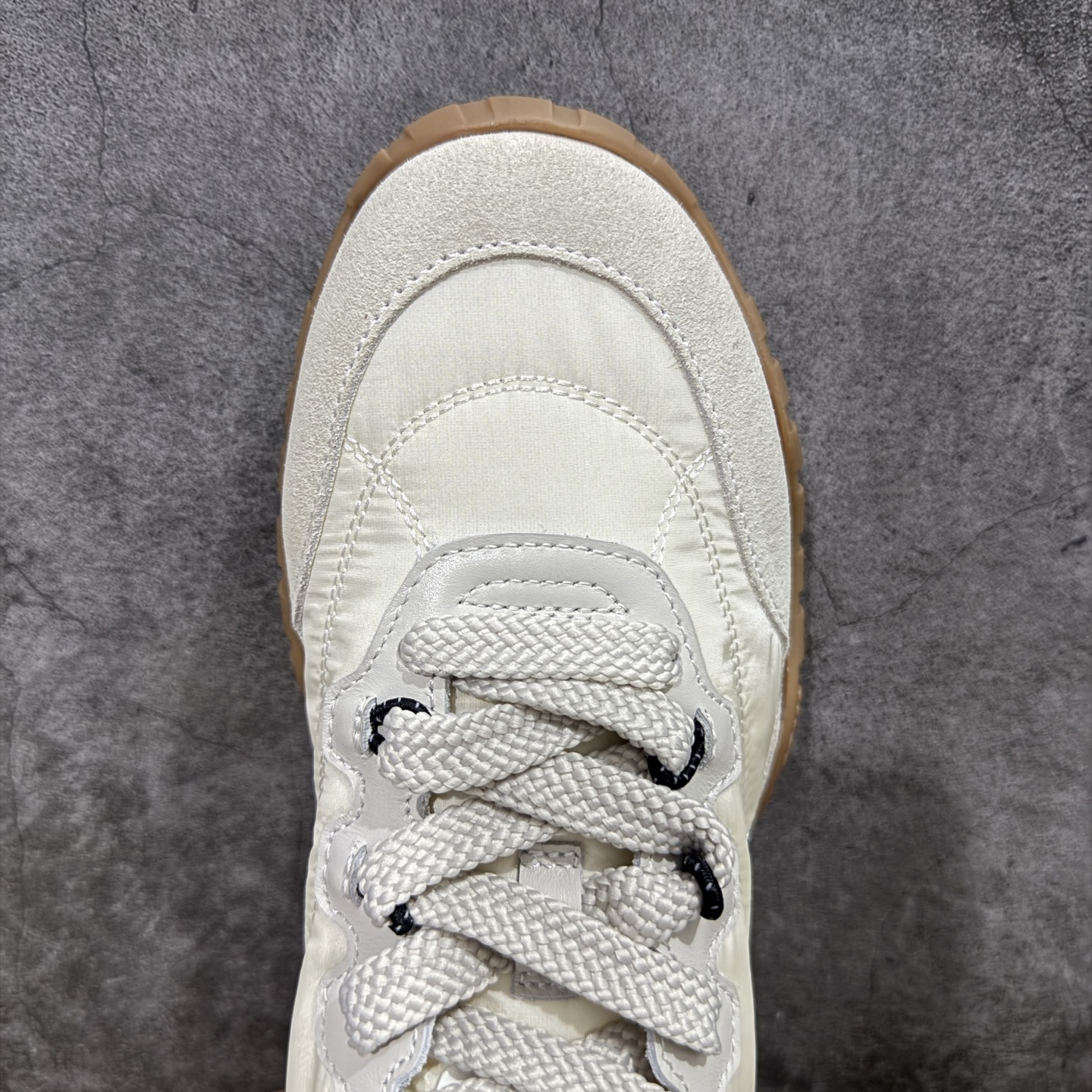 图片[5]-【莞顶礼盒版本】Miumiu 25ss Tyre系列春夏新款 饼干鞋 阿甘鞋休闲运动鞋Miumiu最新爆款 前卫大胆的设计，风格融于此款厚底帆布运动鞋的简约线条，别致徽标饰于鞋舌与背面，点缀复古设计，平添标志性元素！厚底设计定义前卫的现代风格，这款Tyre集优雅气质与运动功能于一身，动感橡胶鞋底柔韧耐磨，令人联想起轮胎花纹，橡胶鞋底除了增加了这双鞋的复古属性外也增加了防滑功能鞋面由科技织物和麂皮制成，融合运动与时尚、功能与优雅，表达了Miu Miu的核心精神 尺码：35-40-选品中心