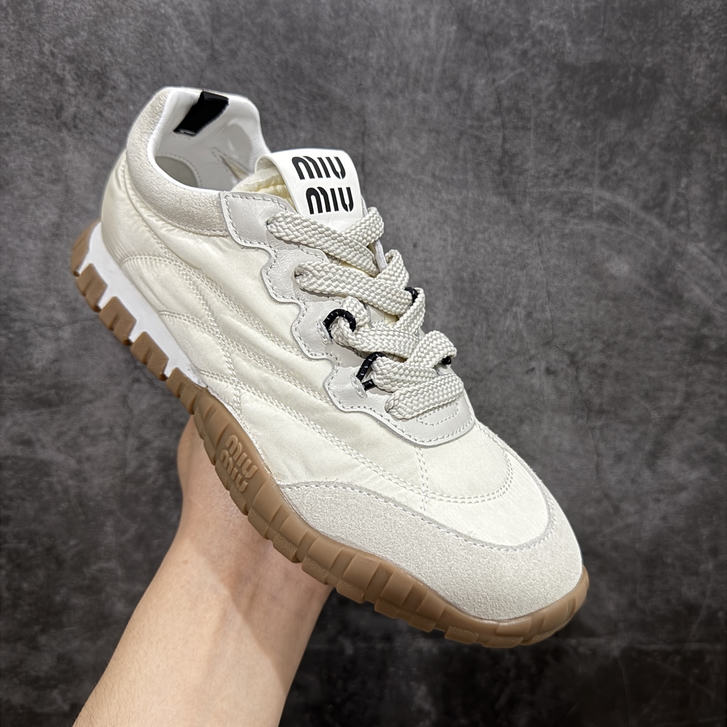 图片[3]-【莞顶礼盒版本】Miumiu 25ss Tyre系列春夏新款 饼干鞋 阿甘鞋休闲运动鞋Miumiu最新爆款 前卫大胆的设计，风格融于此款厚底帆布运动鞋的简约线条，别致徽标饰于鞋舌与背面，点缀复古设计，平添标志性元素！厚底设计定义前卫的现代风格，这款Tyre集优雅气质与运动功能于一身，动感橡胶鞋底柔韧耐磨，令人联想起轮胎花纹，橡胶鞋底除了增加了这双鞋的复古属性外也增加了防滑功能鞋面由科技织物和麂皮制成，融合运动与时尚、功能与优雅，表达了Miu Miu的核心精神 尺码：35-40-选品中心