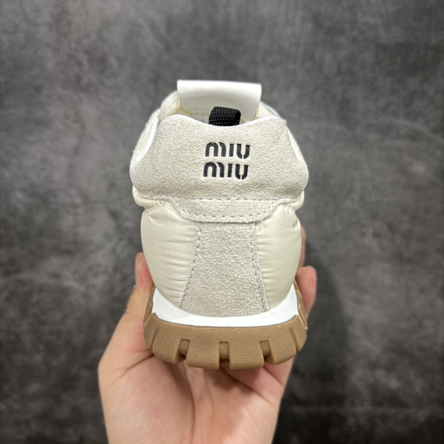 图片[4]-【莞顶礼盒版本】Miumiu 25ss Tyre系列春夏新款 饼干鞋 阿甘鞋休闲运动鞋Miumiu最新爆款 前卫大胆的设计，风格融于此款厚底帆布运动鞋的简约线条，别致徽标饰于鞋舌与背面，点缀复古设计，平添标志性元素！厚底设计定义前卫的现代风格，这款Tyre集优雅气质与运动功能于一身，动感橡胶鞋底柔韧耐磨，令人联想起轮胎花纹，橡胶鞋底除了增加了这双鞋的复古属性外也增加了防滑功能鞋面由科技织物和麂皮制成，融合运动与时尚、功能与优雅，表达了Miu Miu的核心精神 尺码：35-40-选品中心