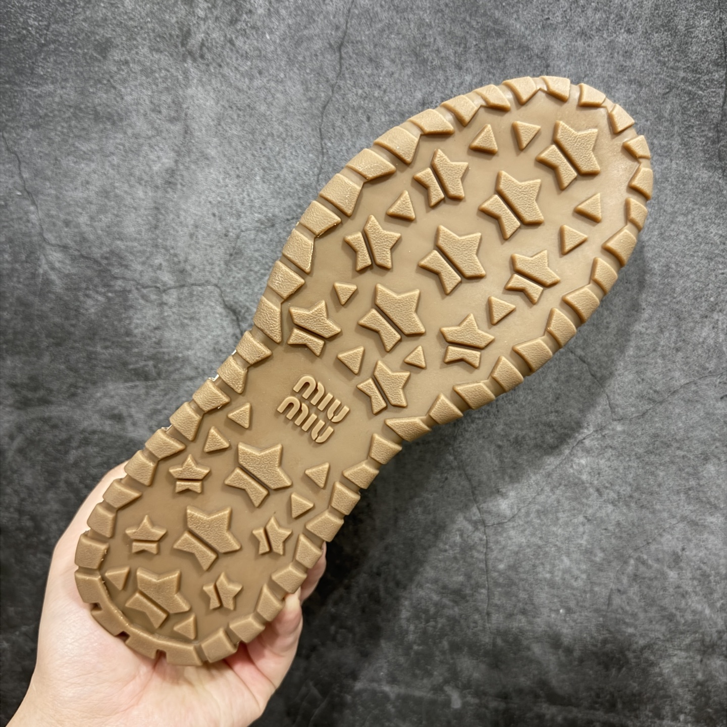 图片[9]-【莞顶礼盒版本】Miumiu 25ss Tyre系列春夏新款 饼干鞋 阿甘鞋休闲运动鞋Miumiu最新爆款 前卫大胆的设计，风格融于此款厚底帆布运动鞋的简约线条，别致徽标饰于鞋舌与背面，点缀复古设计，平添标志性元素！厚底设计定义前卫的现代风格，这款Tyre集优雅气质与运动功能于一身，动感橡胶鞋底柔韧耐磨，令人联想起轮胎花纹，橡胶鞋底除了增加了这双鞋的复古属性外也增加了防滑功能鞋面由科技织物和麂皮制成，融合运动与时尚、功能与优雅，表达了Miu Miu的核心精神 尺码：35-40-选品中心