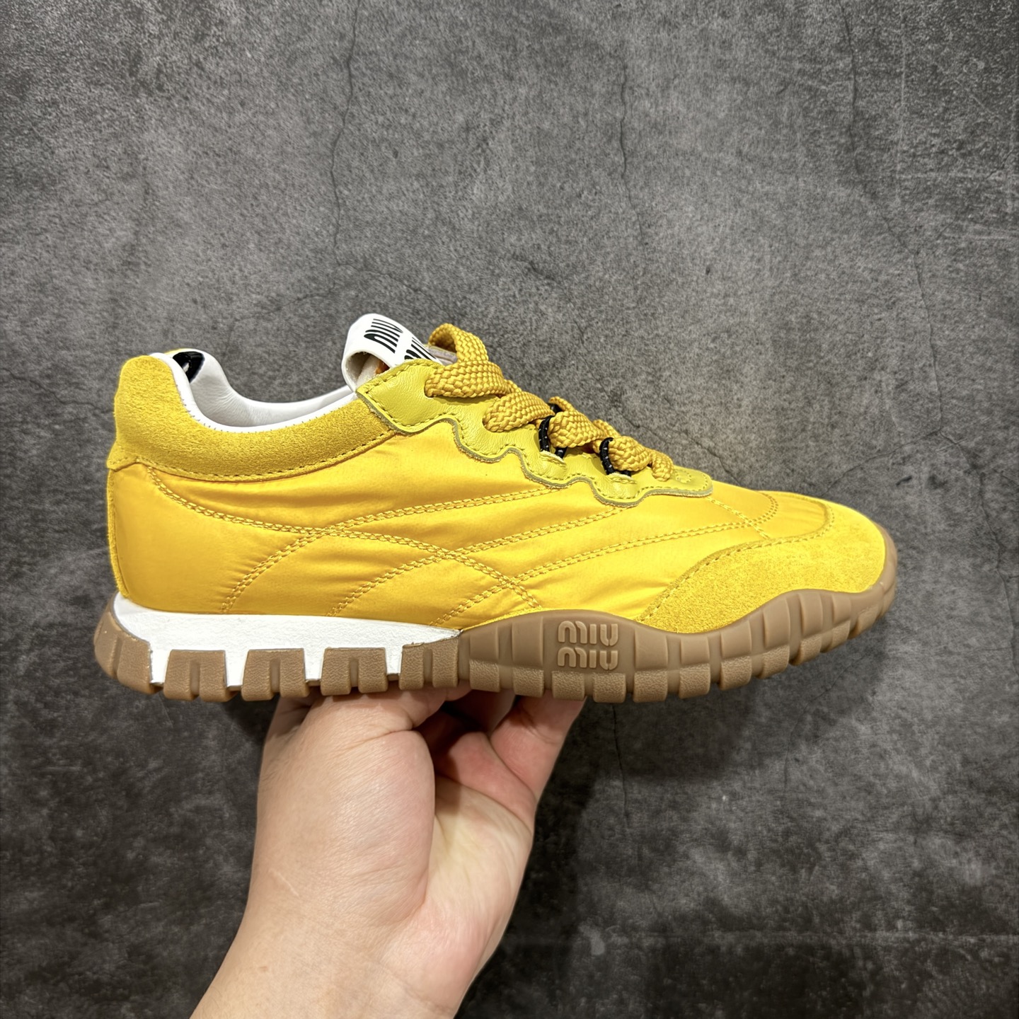 【莞顶礼盒版本】Miumiu 25ss Tyre系列春夏新款 饼干鞋 阿甘鞋休闲运动鞋Miumiu最新爆款 前卫大胆的设计,风格融于此款厚底帆布运动鞋的简约线条,别致徽标饰于鞋舌与背面,点缀复古设计,平添标志性元素!厚底设计定义前卫的现代风格,这款Tyre集优雅气质与运动功能于一身,动感橡胶鞋底柔韧耐磨,令人联想起轮胎花纹,橡胶鞋底除了增加了这双鞋的复古属性外也增加了防滑功能鞋面由科技织物和麂皮制成,融合运动与时尚、功能与优雅,表达了Miu Miu的核心精神 尺码:35-40-选品中心