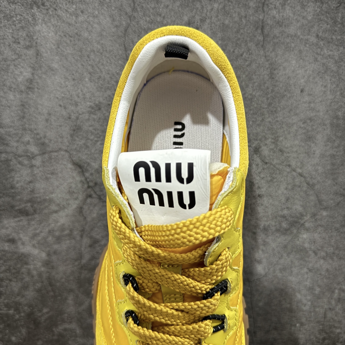 图片[7]-【莞顶礼盒版本】Miumiu 25ss Tyre系列春夏新款 饼干鞋 阿甘鞋休闲运动鞋Miumiu最新爆款 前卫大胆的设计，风格融于此款厚底帆布运动鞋的简约线条，别致徽标饰于鞋舌与背面，点缀复古设计，平添标志性元素！厚底设计定义前卫的现代风格，这款Tyre集优雅气质与运动功能于一身，动感橡胶鞋底柔韧耐磨，令人联想起轮胎花纹，橡胶鞋底除了增加了这双鞋的复古属性外也增加了防滑功能鞋面由科技织物和麂皮制成，融合运动与时尚、功能与优雅，表达了Miu Miu的核心精神 尺码：35-40-选品中心