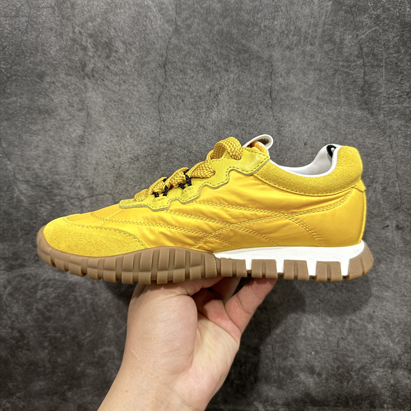 图片[2]-【莞顶礼盒版本】Miumiu 25ss Tyre系列春夏新款 饼干鞋 阿甘鞋休闲运动鞋Miumiu最新爆款 前卫大胆的设计，风格融于此款厚底帆布运动鞋的简约线条，别致徽标饰于鞋舌与背面，点缀复古设计，平添标志性元素！厚底设计定义前卫的现代风格，这款Tyre集优雅气质与运动功能于一身，动感橡胶鞋底柔韧耐磨，令人联想起轮胎花纹，橡胶鞋底除了增加了这双鞋的复古属性外也增加了防滑功能鞋面由科技织物和麂皮制成，融合运动与时尚、功能与优雅，表达了Miu Miu的核心精神 尺码：35-40-选品中心