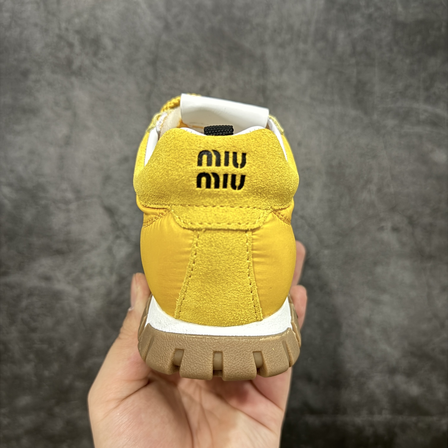 图片[4]-【莞顶礼盒版本】Miumiu 25ss Tyre系列春夏新款 饼干鞋 阿甘鞋休闲运动鞋Miumiu最新爆款 前卫大胆的设计，风格融于此款厚底帆布运动鞋的简约线条，别致徽标饰于鞋舌与背面，点缀复古设计，平添标志性元素！厚底设计定义前卫的现代风格，这款Tyre集优雅气质与运动功能于一身，动感橡胶鞋底柔韧耐磨，令人联想起轮胎花纹，橡胶鞋底除了增加了这双鞋的复古属性外也增加了防滑功能鞋面由科技织物和麂皮制成，融合运动与时尚、功能与优雅，表达了Miu Miu的核心精神 尺码：35-40-选品中心