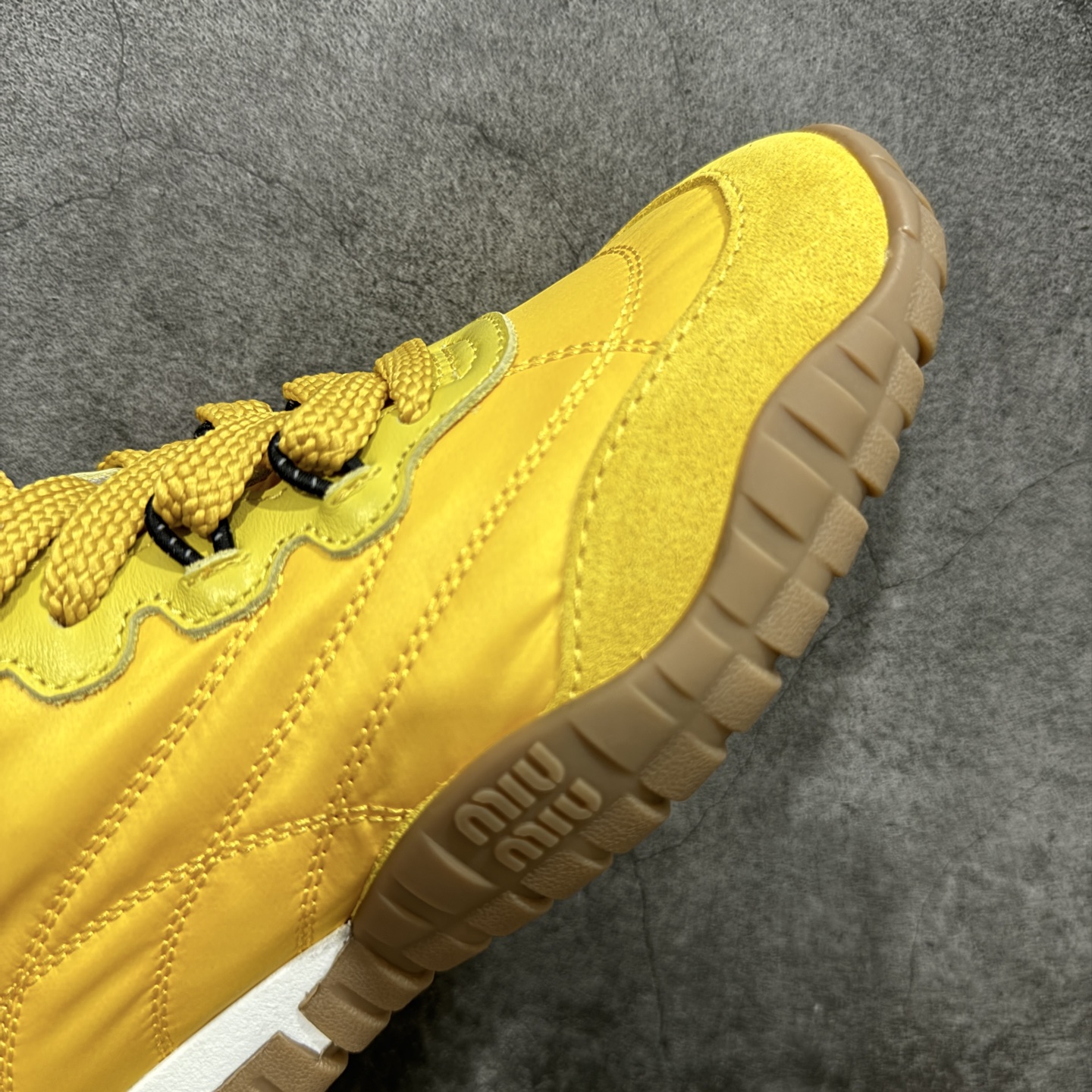 图片[6]-【莞顶礼盒版本】Miumiu 25ss Tyre系列春夏新款 饼干鞋 阿甘鞋休闲运动鞋Miumiu最新爆款 前卫大胆的设计，风格融于此款厚底帆布运动鞋的简约线条，别致徽标饰于鞋舌与背面，点缀复古设计，平添标志性元素！厚底设计定义前卫的现代风格，这款Tyre集优雅气质与运动功能于一身，动感橡胶鞋底柔韧耐磨，令人联想起轮胎花纹，橡胶鞋底除了增加了这双鞋的复古属性外也增加了防滑功能鞋面由科技织物和麂皮制成，融合运动与时尚、功能与优雅，表达了Miu Miu的核心精神 尺码：35-40-选品中心