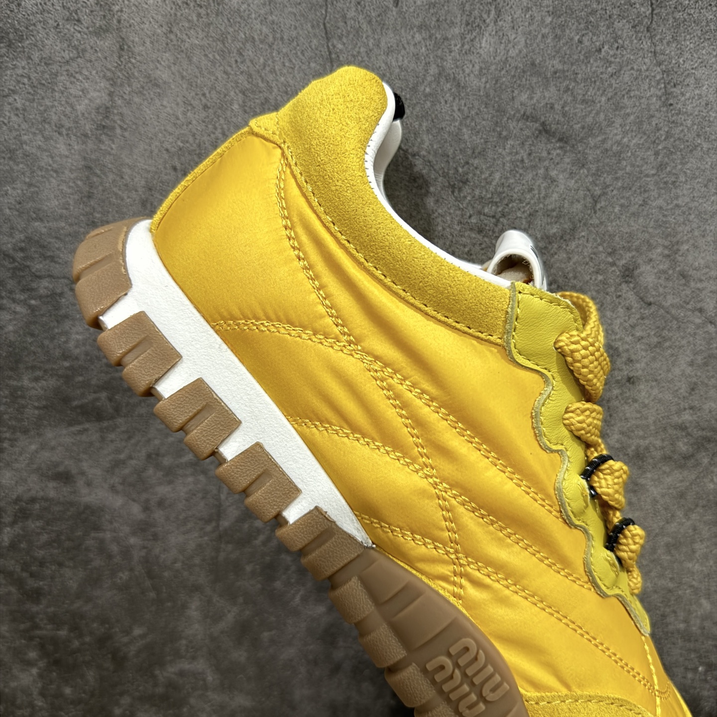 图片[8]-【莞顶礼盒版本】Miumiu 25ss Tyre系列春夏新款 饼干鞋 阿甘鞋休闲运动鞋Miumiu最新爆款 前卫大胆的设计，风格融于此款厚底帆布运动鞋的简约线条，别致徽标饰于鞋舌与背面，点缀复古设计，平添标志性元素！厚底设计定义前卫的现代风格，这款Tyre集优雅气质与运动功能于一身，动感橡胶鞋底柔韧耐磨，令人联想起轮胎花纹，橡胶鞋底除了增加了这双鞋的复古属性外也增加了防滑功能鞋面由科技织物和麂皮制成，融合运动与时尚、功能与优雅，表达了Miu Miu的核心精神 尺码：35-40-选品中心