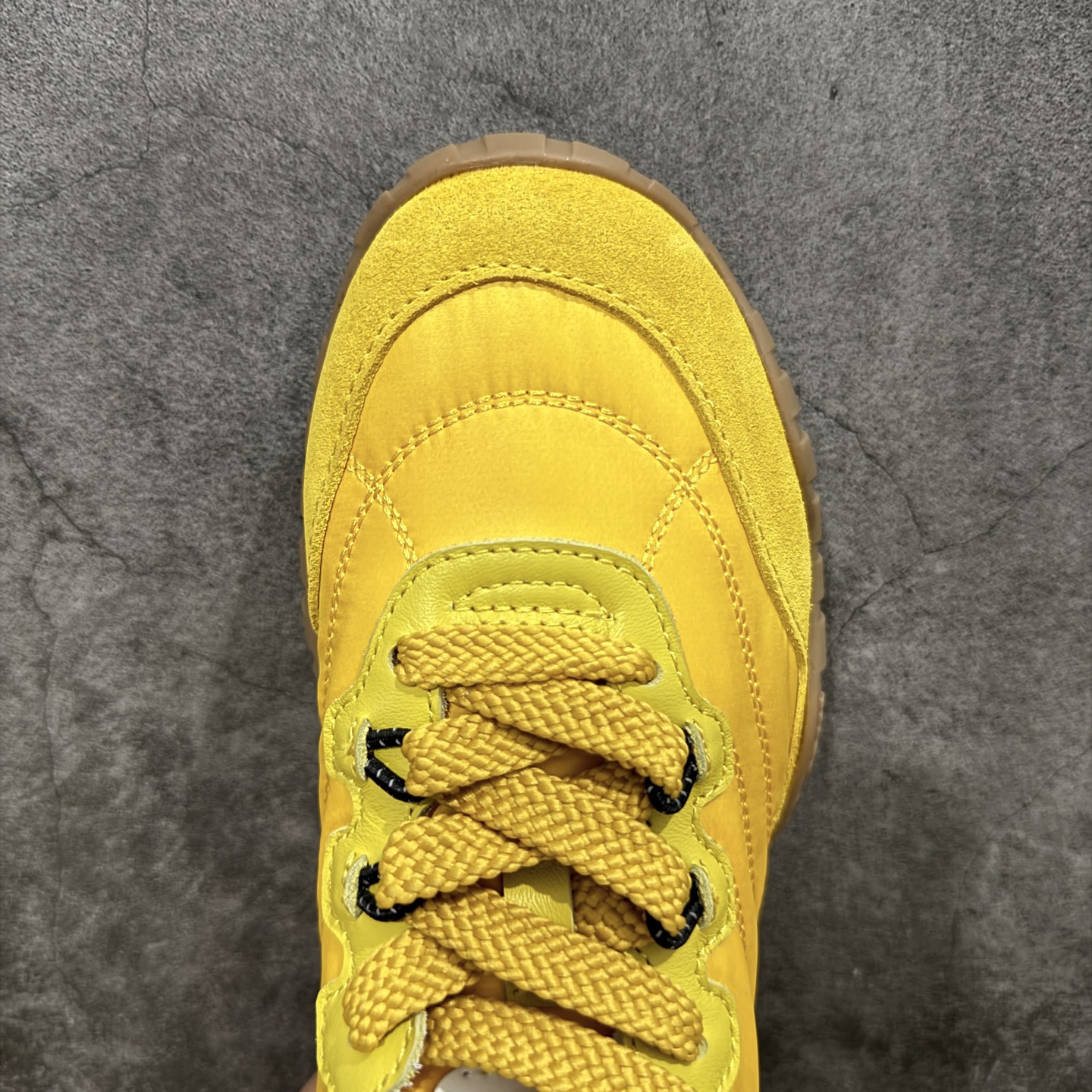 图片[5]-【莞顶礼盒版本】Miumiu 25ss Tyre系列春夏新款 饼干鞋 阿甘鞋休闲运动鞋Miumiu最新爆款 前卫大胆的设计，风格融于此款厚底帆布运动鞋的简约线条，别致徽标饰于鞋舌与背面，点缀复古设计，平添标志性元素！厚底设计定义前卫的现代风格，这款Tyre集优雅气质与运动功能于一身，动感橡胶鞋底柔韧耐磨，令人联想起轮胎花纹，橡胶鞋底除了增加了这双鞋的复古属性外也增加了防滑功能鞋面由科技织物和麂皮制成，融合运动与时尚、功能与优雅，表达了Miu Miu的核心精神 尺码：35-40-选品中心