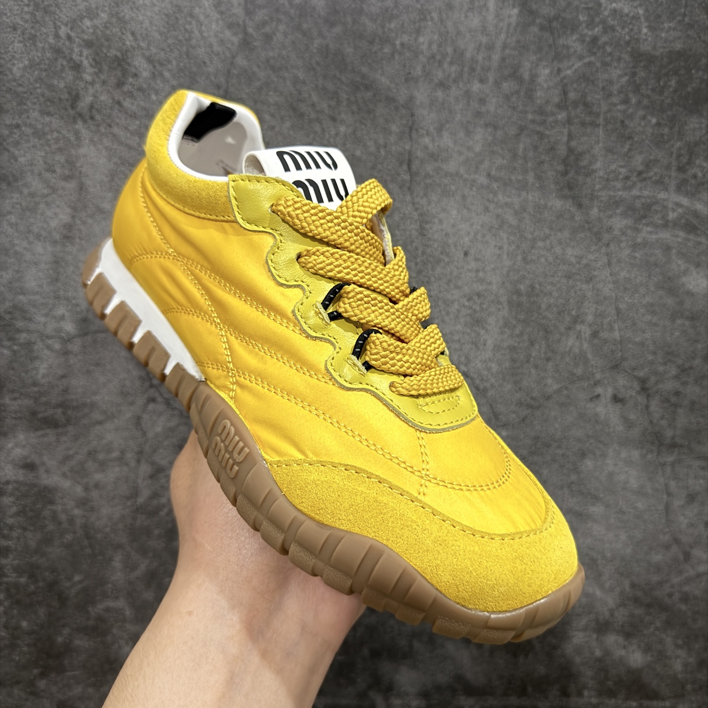 图片[3]-【莞顶礼盒版本】Miumiu 25ss Tyre系列春夏新款 饼干鞋 阿甘鞋休闲运动鞋Miumiu最新爆款 前卫大胆的设计，风格融于此款厚底帆布运动鞋的简约线条，别致徽标饰于鞋舌与背面，点缀复古设计，平添标志性元素！厚底设计定义前卫的现代风格，这款Tyre集优雅气质与运动功能于一身，动感橡胶鞋底柔韧耐磨，令人联想起轮胎花纹，橡胶鞋底除了增加了这双鞋的复古属性外也增加了防滑功能鞋面由科技织物和麂皮制成，融合运动与时尚、功能与优雅，表达了Miu Miu的核心精神 尺码：35-40-选品中心