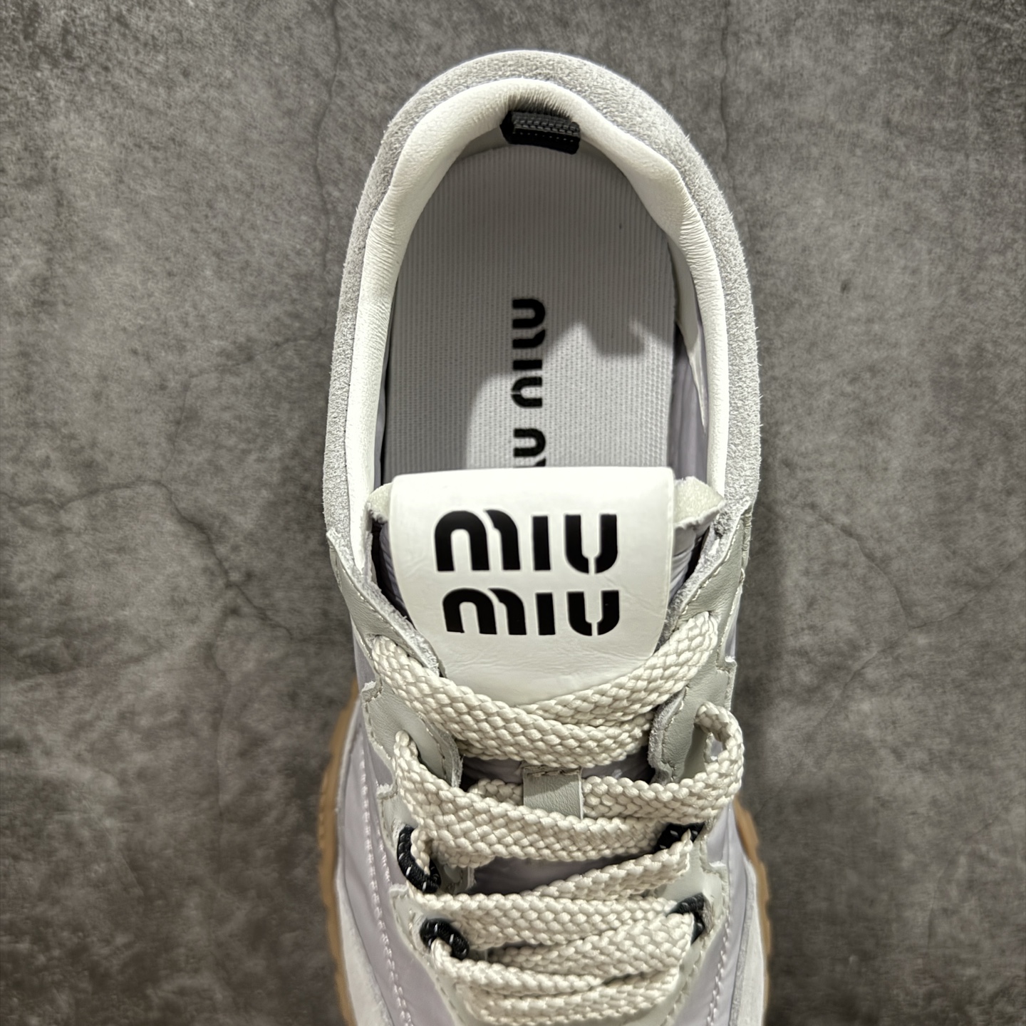 图片[8]-【莞顶礼盒版本】Miumiu 25ss Tyre系列春夏新款 饼干鞋 阿甘鞋休闲运动鞋Miumiu最新爆款 前卫大胆的设计，风格融于此款厚底帆布运动鞋的简约线条，别致徽标饰于鞋舌与背面，点缀复古设计，平添标志性元素！厚底设计定义前卫的现代风格，这款Tyre集优雅气质与运动功能于一身，动感橡胶鞋底柔韧耐磨，令人联想起轮胎花纹，橡胶鞋底除了增加了这双鞋的复古属性外也增加了防滑功能鞋面由科技织物和麂皮制成，融合运动与时尚、功能与优雅，表达了Miu Miu的核心精神 尺码：35-40-选品中心