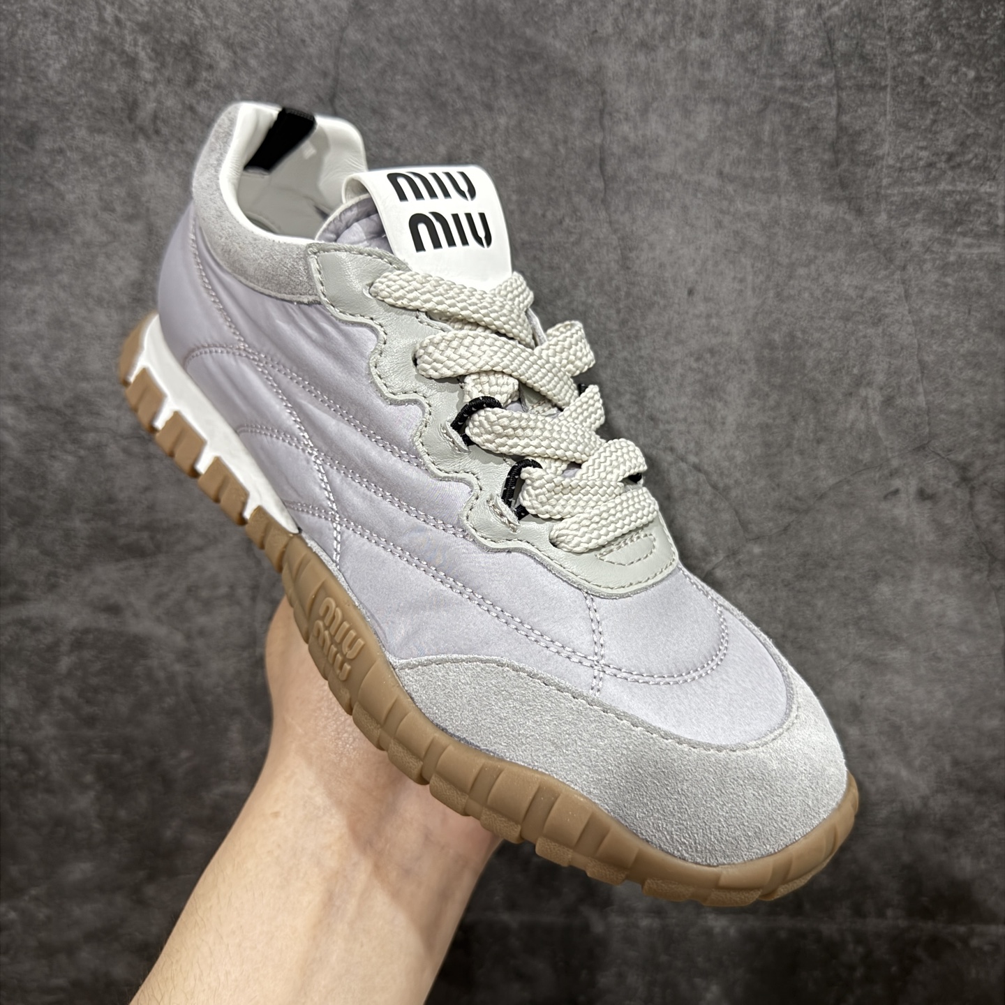 图片[3]-【莞顶礼盒版本】Miumiu 25ss Tyre系列春夏新款 饼干鞋 阿甘鞋休闲运动鞋Miumiu最新爆款 前卫大胆的设计，风格融于此款厚底帆布运动鞋的简约线条，别致徽标饰于鞋舌与背面，点缀复古设计，平添标志性元素！厚底设计定义前卫的现代风格，这款Tyre集优雅气质与运动功能于一身，动感橡胶鞋底柔韧耐磨，令人联想起轮胎花纹，橡胶鞋底除了增加了这双鞋的复古属性外也增加了防滑功能鞋面由科技织物和麂皮制成，融合运动与时尚、功能与优雅，表达了Miu Miu的核心精神 尺码：35-40-选品中心