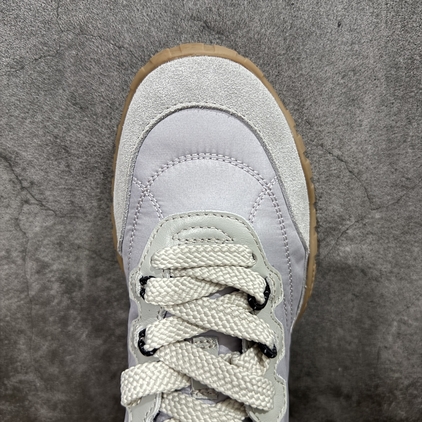 图片[5]-【莞顶礼盒版本】Miumiu 25ss Tyre系列春夏新款 饼干鞋 阿甘鞋休闲运动鞋Miumiu最新爆款 前卫大胆的设计，风格融于此款厚底帆布运动鞋的简约线条，别致徽标饰于鞋舌与背面，点缀复古设计，平添标志性元素！厚底设计定义前卫的现代风格，这款Tyre集优雅气质与运动功能于一身，动感橡胶鞋底柔韧耐磨，令人联想起轮胎花纹，橡胶鞋底除了增加了这双鞋的复古属性外也增加了防滑功能鞋面由科技织物和麂皮制成，融合运动与时尚、功能与优雅，表达了Miu Miu的核心精神 尺码：35-40-选品中心