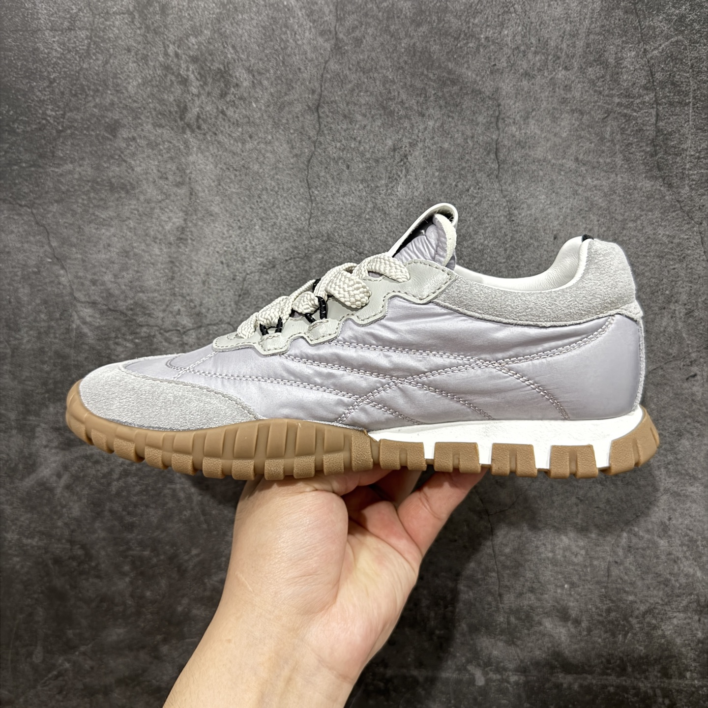 图片[2]-【莞顶礼盒版本】Miumiu 25ss Tyre系列春夏新款 饼干鞋 阿甘鞋休闲运动鞋Miumiu最新爆款 前卫大胆的设计，风格融于此款厚底帆布运动鞋的简约线条，别致徽标饰于鞋舌与背面，点缀复古设计，平添标志性元素！厚底设计定义前卫的现代风格，这款Tyre集优雅气质与运动功能于一身，动感橡胶鞋底柔韧耐磨，令人联想起轮胎花纹，橡胶鞋底除了增加了这双鞋的复古属性外也增加了防滑功能鞋面由科技织物和麂皮制成，融合运动与时尚、功能与优雅，表达了Miu Miu的核心精神 尺码：35-40-选品中心