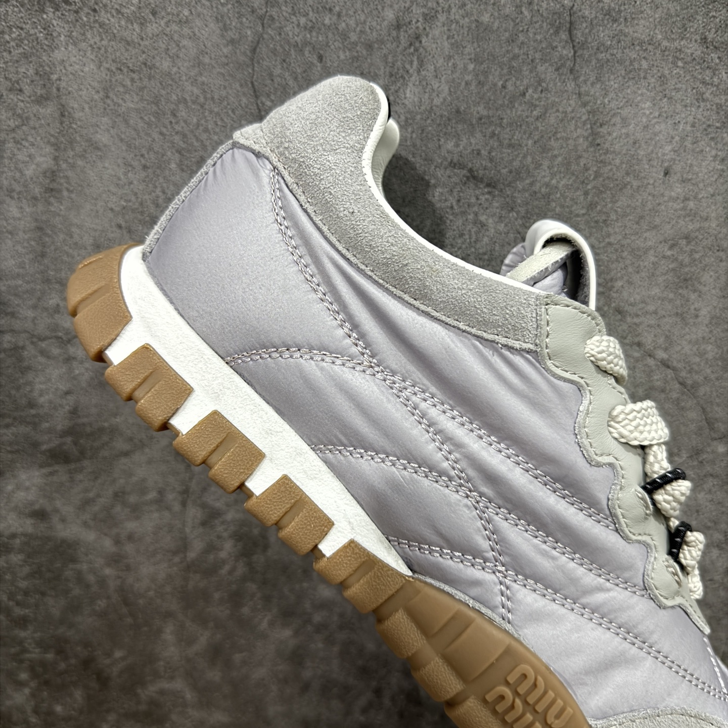 图片[7]-【莞顶礼盒版本】Miumiu 25ss Tyre系列春夏新款 饼干鞋 阿甘鞋休闲运动鞋Miumiu最新爆款 前卫大胆的设计，风格融于此款厚底帆布运动鞋的简约线条，别致徽标饰于鞋舌与背面，点缀复古设计，平添标志性元素！厚底设计定义前卫的现代风格，这款Tyre集优雅气质与运动功能于一身，动感橡胶鞋底柔韧耐磨，令人联想起轮胎花纹，橡胶鞋底除了增加了这双鞋的复古属性外也增加了防滑功能鞋面由科技织物和麂皮制成，融合运动与时尚、功能与优雅，表达了Miu Miu的核心精神 尺码：35-40-选品中心