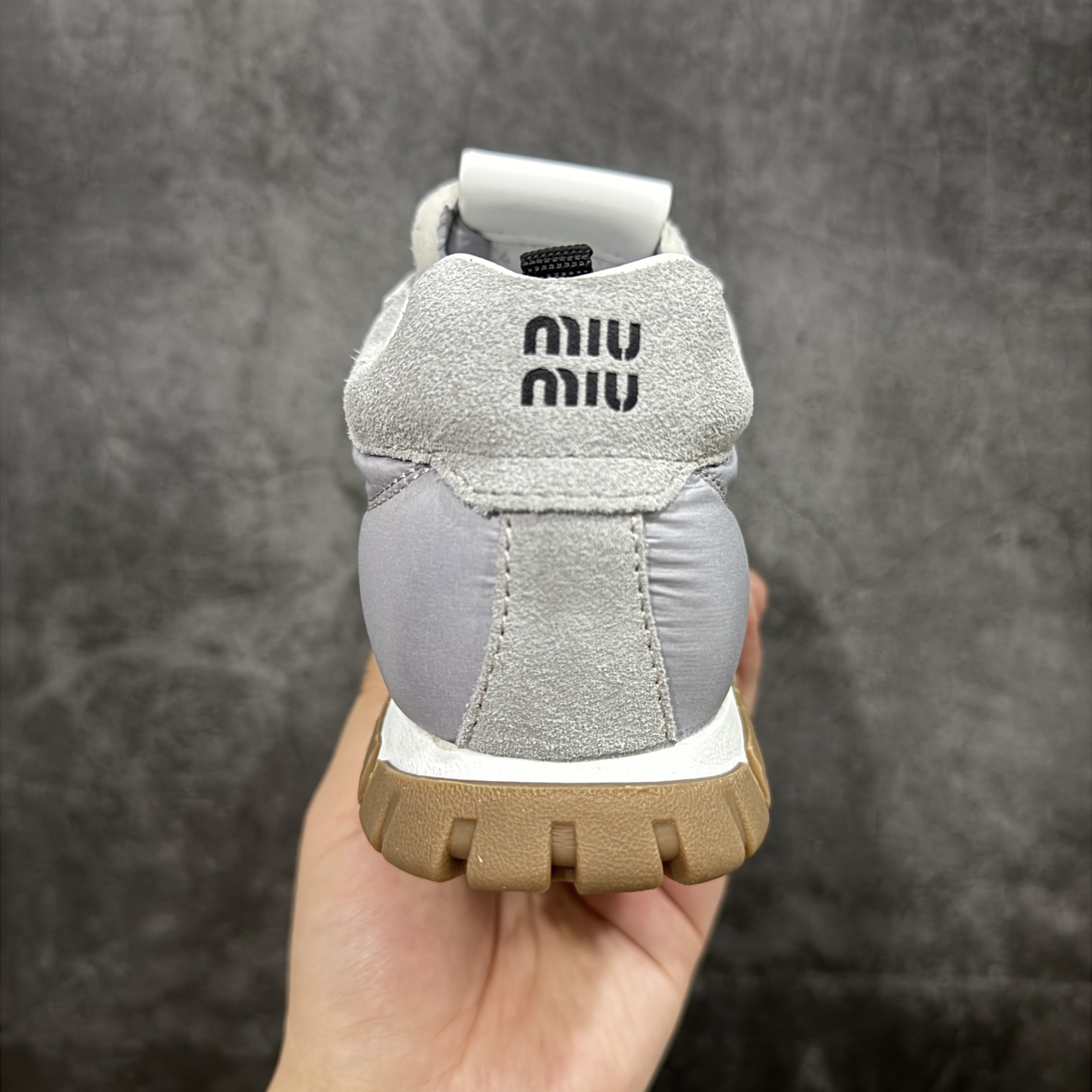 图片[4]-【莞顶礼盒版本】Miumiu 25ss Tyre系列春夏新款 饼干鞋 阿甘鞋休闲运动鞋Miumiu最新爆款 前卫大胆的设计，风格融于此款厚底帆布运动鞋的简约线条，别致徽标饰于鞋舌与背面，点缀复古设计，平添标志性元素！厚底设计定义前卫的现代风格，这款Tyre集优雅气质与运动功能于一身，动感橡胶鞋底柔韧耐磨，令人联想起轮胎花纹，橡胶鞋底除了增加了这双鞋的复古属性外也增加了防滑功能鞋面由科技织物和麂皮制成，融合运动与时尚、功能与优雅，表达了Miu Miu的核心精神 尺码：35-40-选品中心