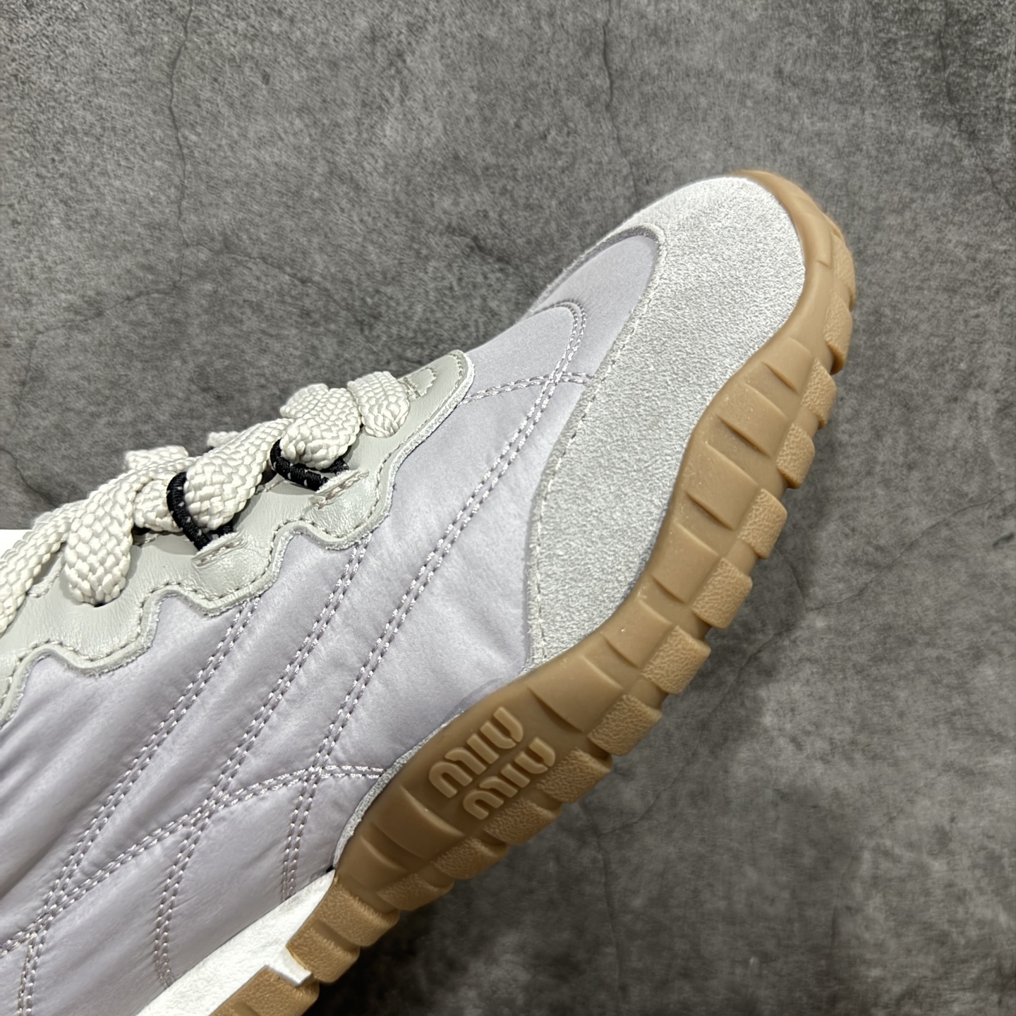 图片[6]-【莞顶礼盒版本】Miumiu 25ss Tyre系列春夏新款 饼干鞋 阿甘鞋休闲运动鞋Miumiu最新爆款 前卫大胆的设计，风格融于此款厚底帆布运动鞋的简约线条，别致徽标饰于鞋舌与背面，点缀复古设计，平添标志性元素！厚底设计定义前卫的现代风格，这款Tyre集优雅气质与运动功能于一身，动感橡胶鞋底柔韧耐磨，令人联想起轮胎花纹，橡胶鞋底除了增加了这双鞋的复古属性外也增加了防滑功能鞋面由科技织物和麂皮制成，融合运动与时尚、功能与优雅，表达了Miu Miu的核心精神 尺码：35-40-选品中心