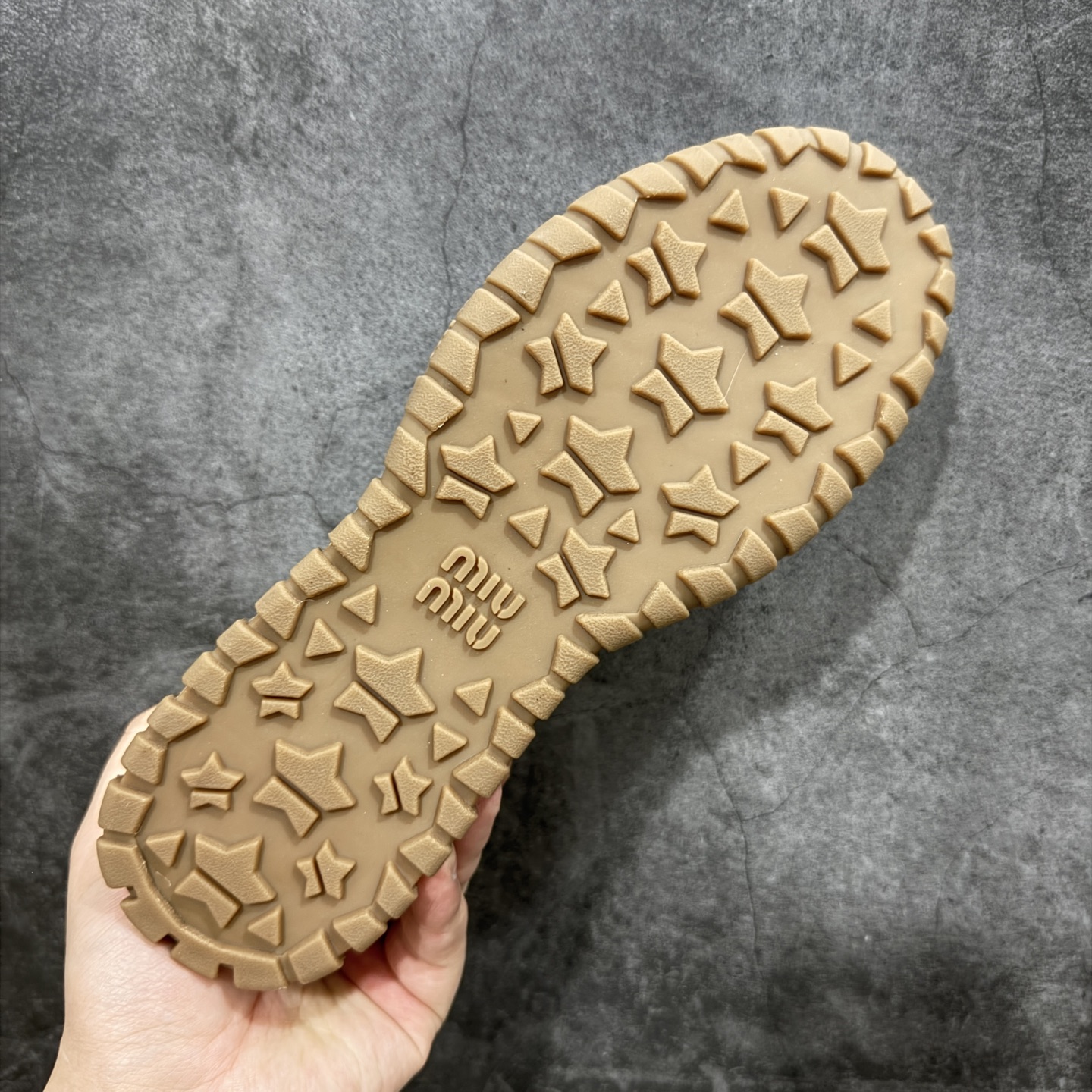 图片[9]-【莞顶礼盒版本】Miumiu 25ss Tyre系列春夏新款 饼干鞋 阿甘鞋休闲运动鞋Miumiu最新爆款 前卫大胆的设计，风格融于此款厚底帆布运动鞋的简约线条，别致徽标饰于鞋舌与背面，点缀复古设计，平添标志性元素！厚底设计定义前卫的现代风格，这款Tyre集优雅气质与运动功能于一身，动感橡胶鞋底柔韧耐磨，令人联想起轮胎花纹，橡胶鞋底除了增加了这双鞋的复古属性外也增加了防滑功能鞋面由科技织物和麂皮制成，融合运动与时尚、功能与优雅，表达了Miu Miu的核心精神 尺码：35-40-选品中心